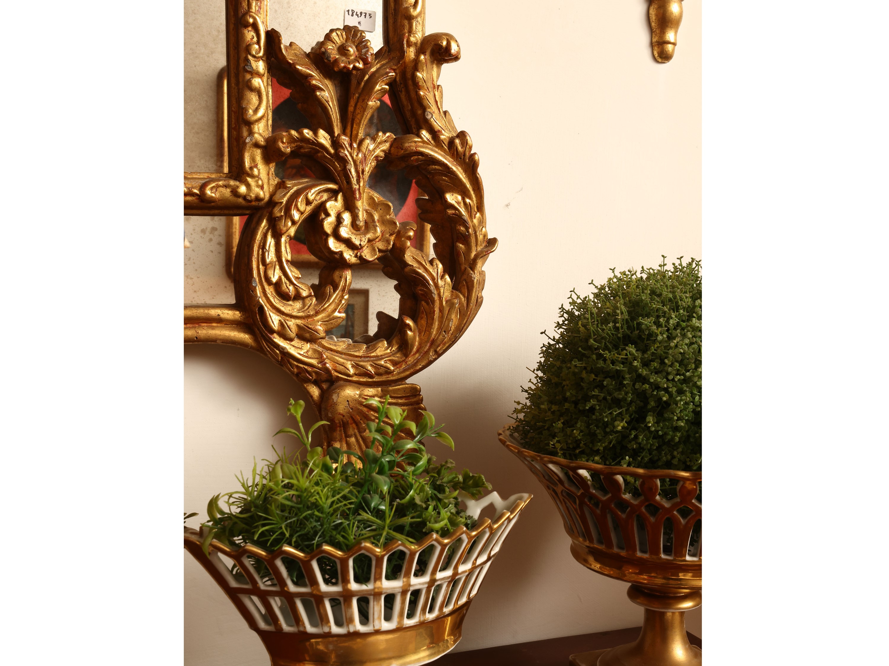 Grande specchiera con cornice in legno e pastiglia dorata