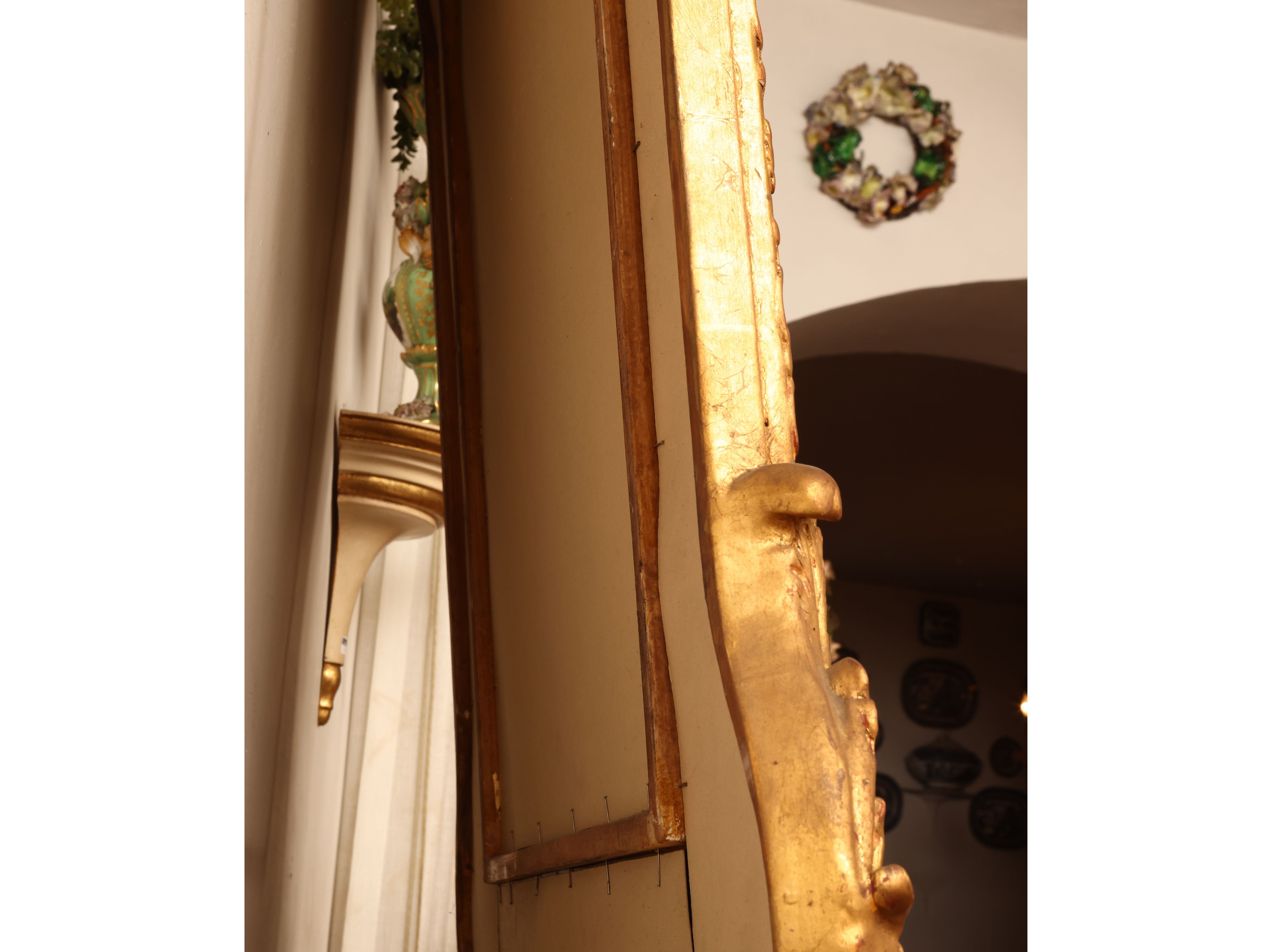 Grande specchiera con cornice in legno e pastiglia dorata