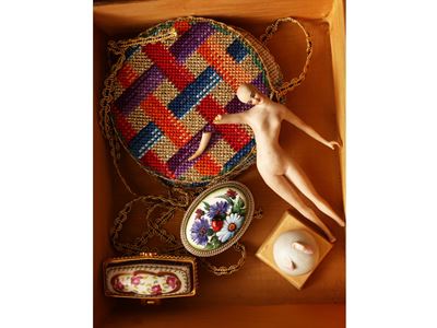 Elemento decorativo d'epoca, miniatura su porcellana e croce devozionale in vetro e perle simulat...