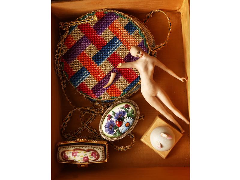 Elemento decorativo d'epoca, miniatura su porcellana e croce devozionale in vetro e perle simulat...