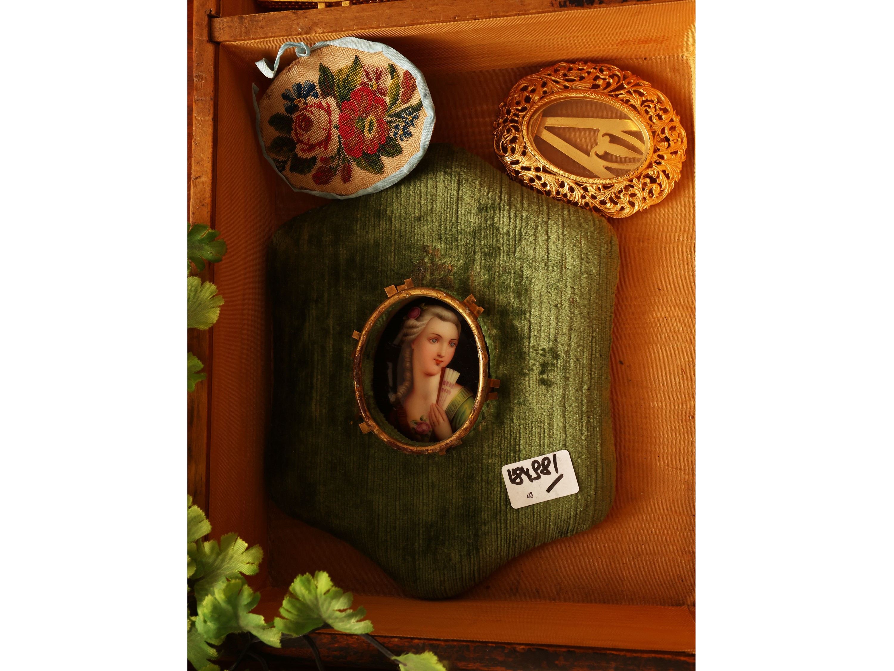 Elemento decorativo d'epoca, miniatura su porcellana e croce devozionale in vetro e perle simulat...
