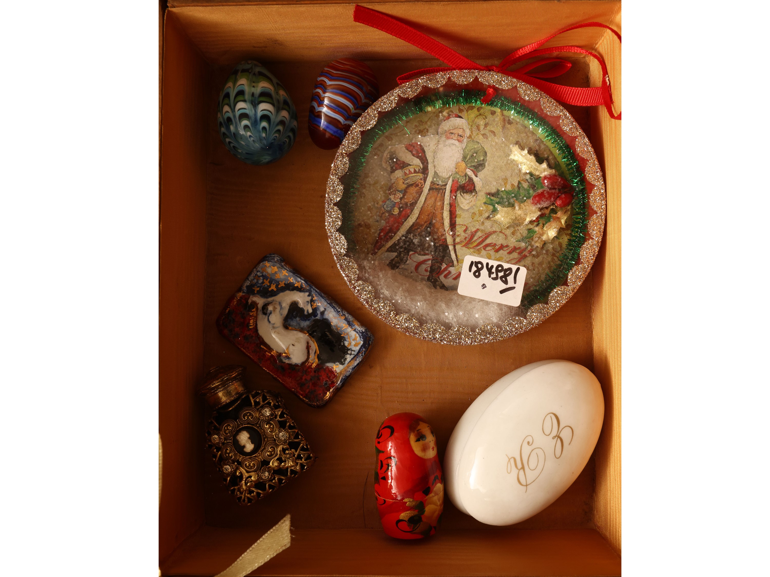 Elemento decorativo d'epoca, miniatura su porcellana e croce devozionale in vetro e perle simulat...