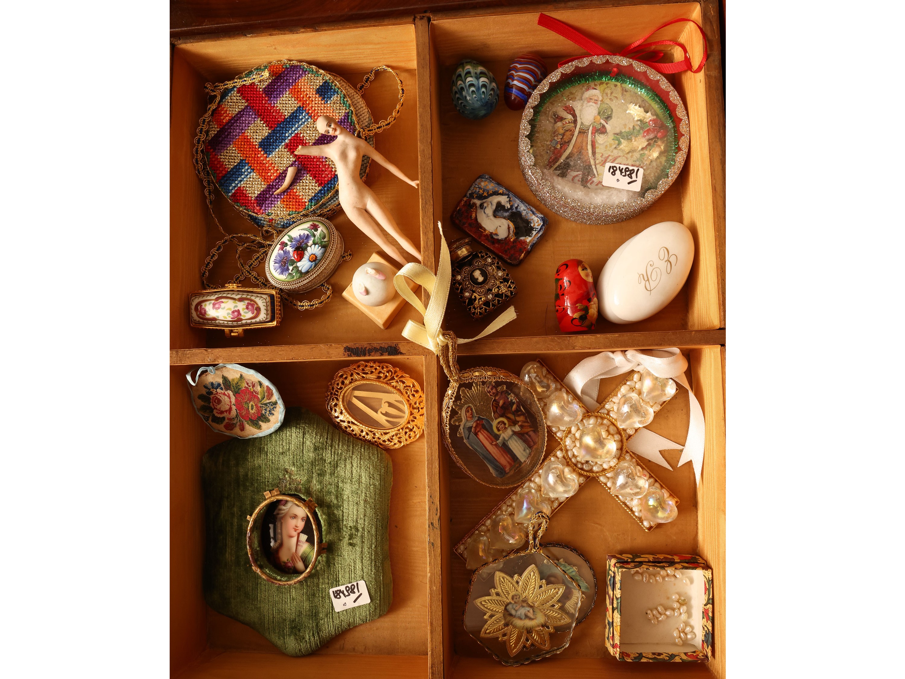 Elemento decorativo d'epoca, miniatura su porcellana e croce devozionale in vetro e perle simulat...