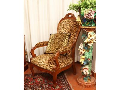 Poltrona in noce, rivestita in tessuto animalier, seconda metà del XIX secolo