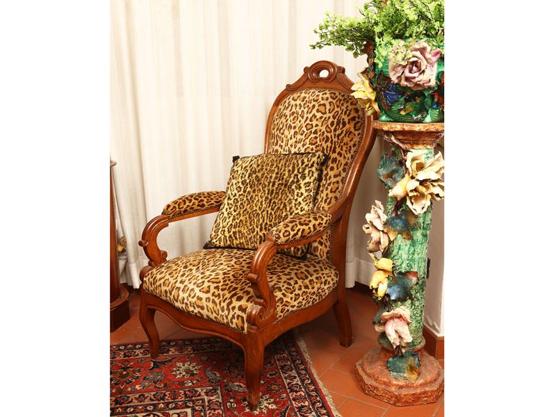 Poltrona in noce, rivestita in tessuto animalier, seconda metà del XIX secolo