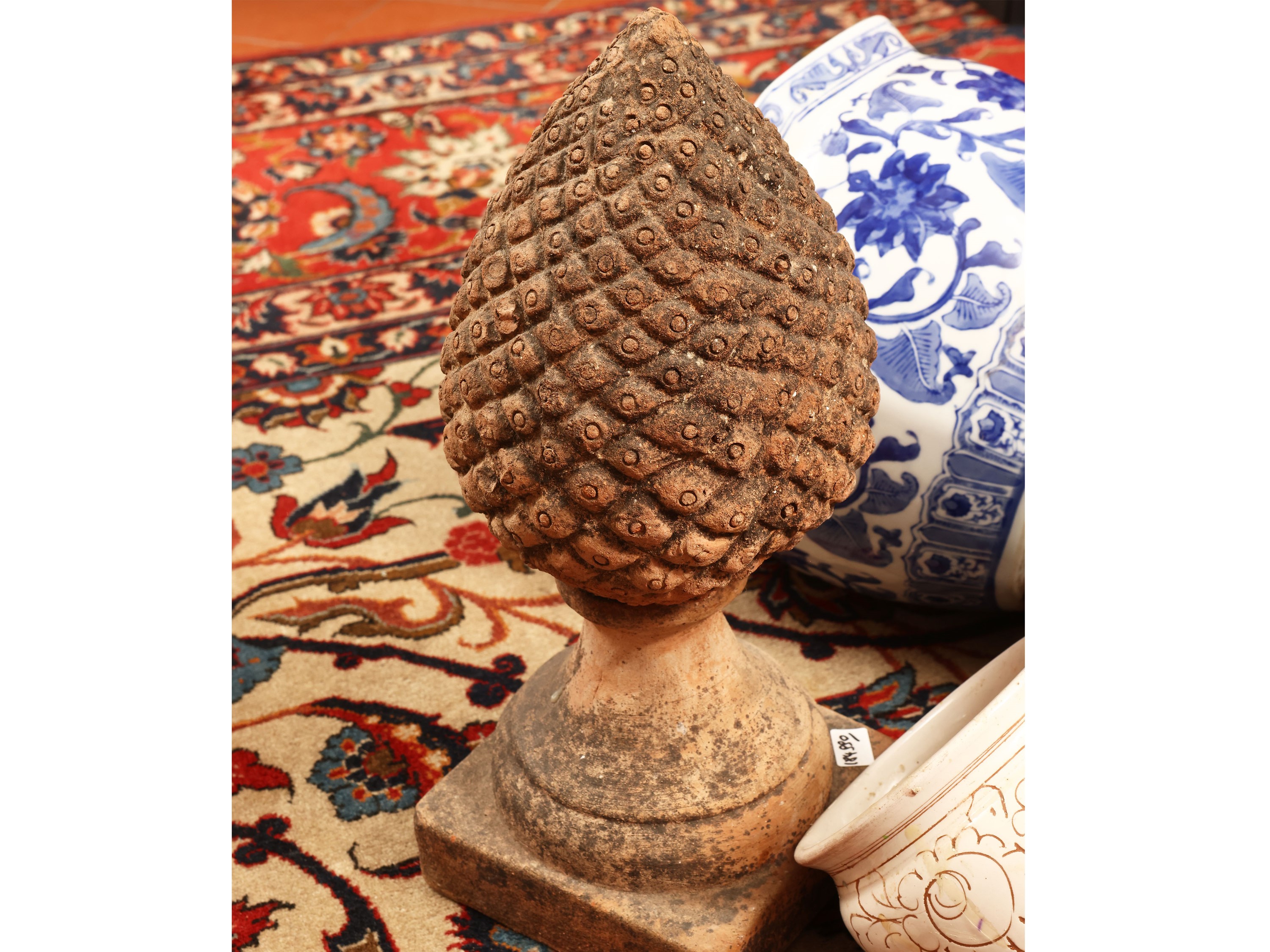 Oggetti decorativi per esterni, vaso mediceo in rame e pigna in terracotta