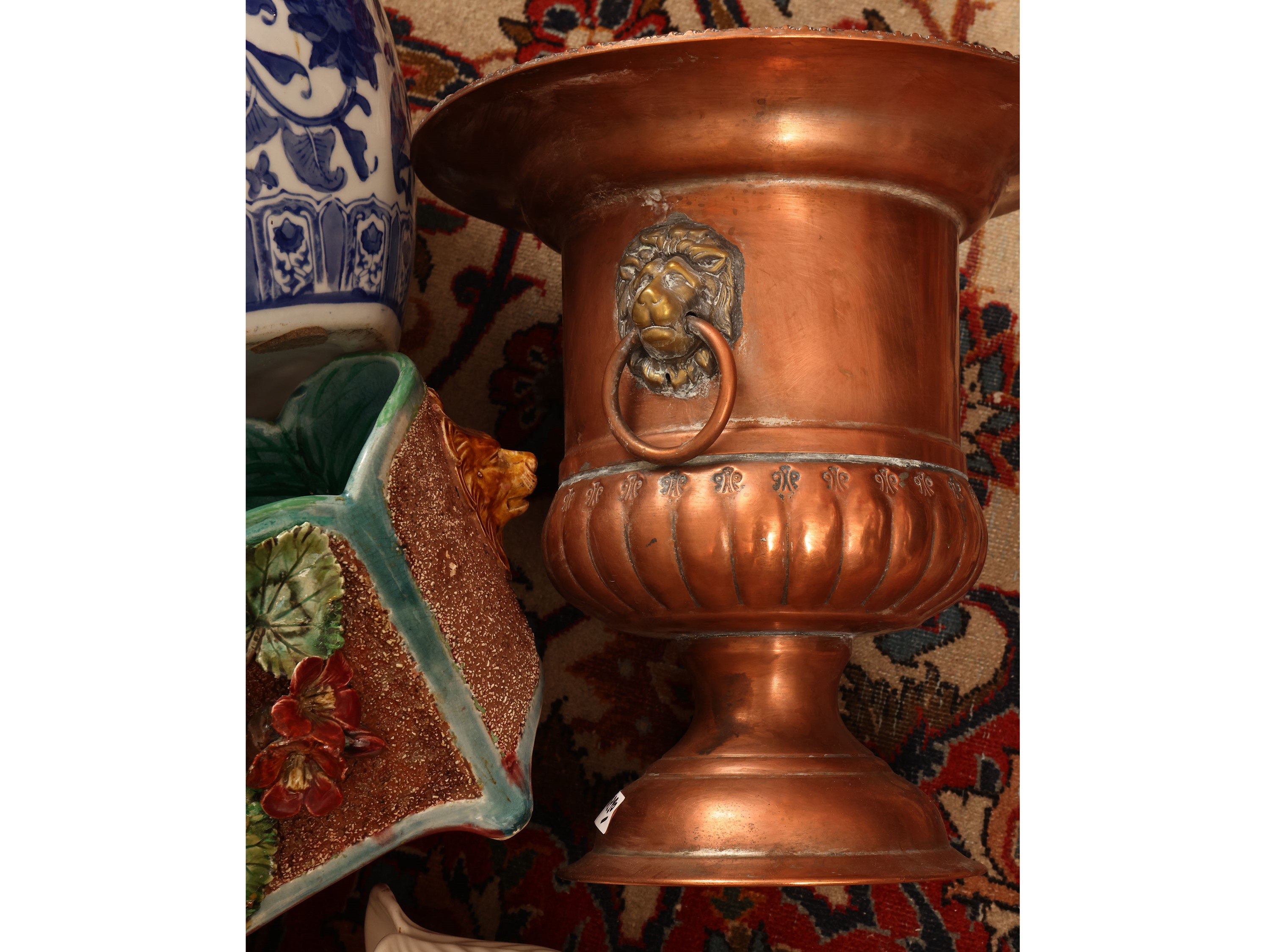 Oggetti decorativi per esterni, vaso mediceo in rame e pigna in terracotta