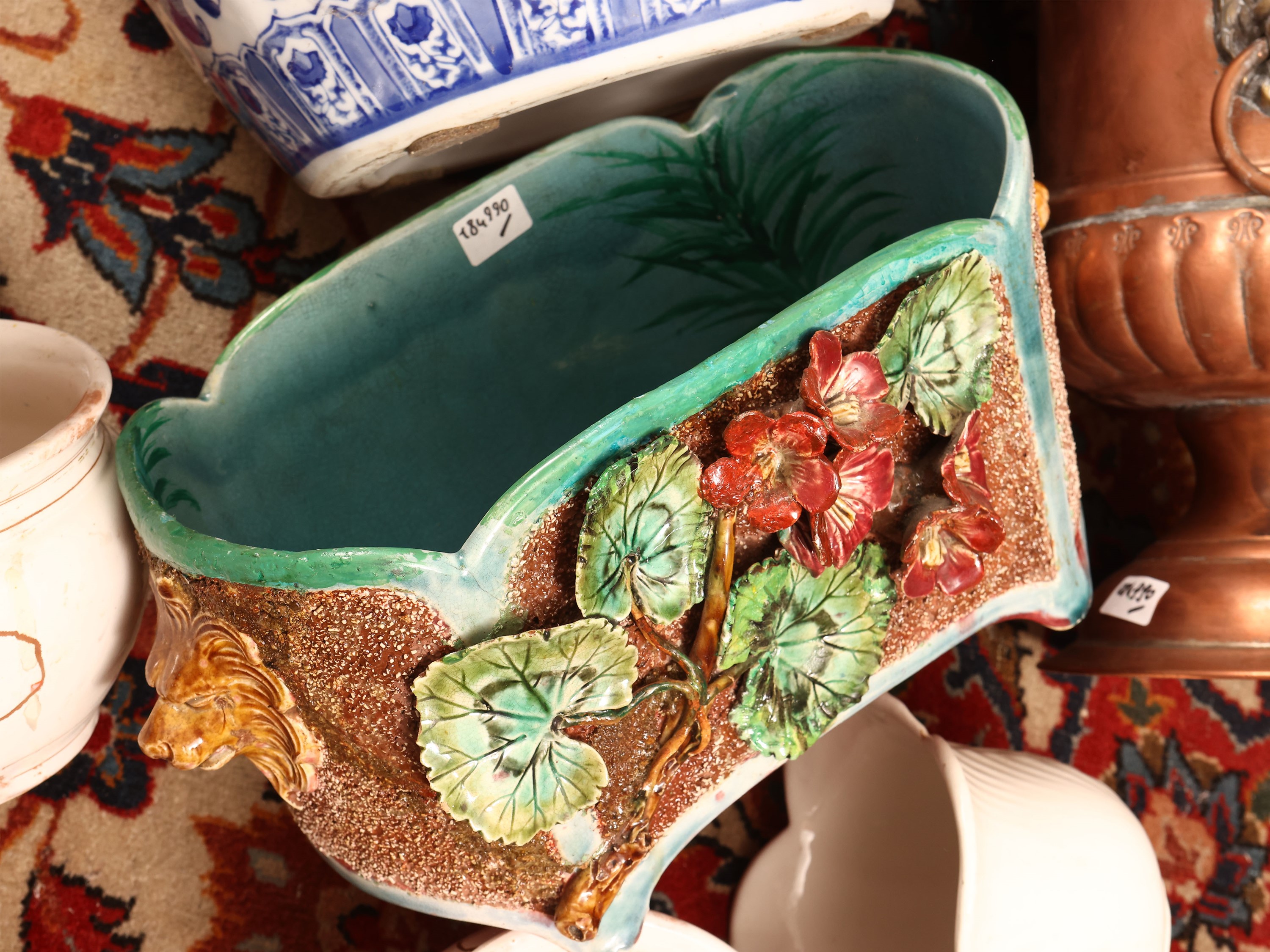 Oggetti decorativi per esterni, vaso mediceo in rame e pigna in terracotta