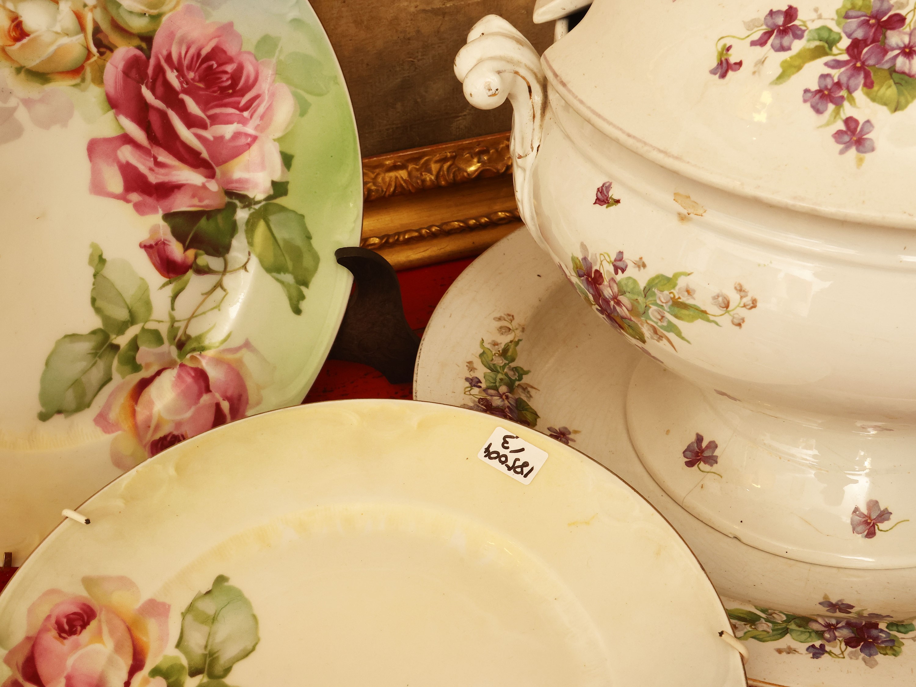 Ginori, Coppia di piatti in porcellana decorati con tralci di rose