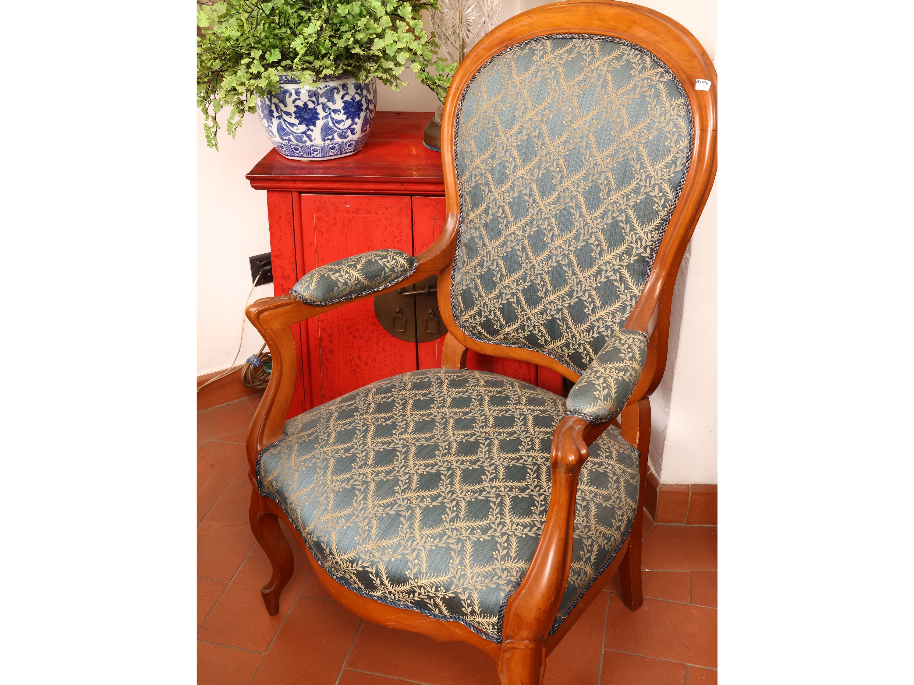 Poltroncina in ciliegio con schienale centinato rivestita in tessuto damascato blu