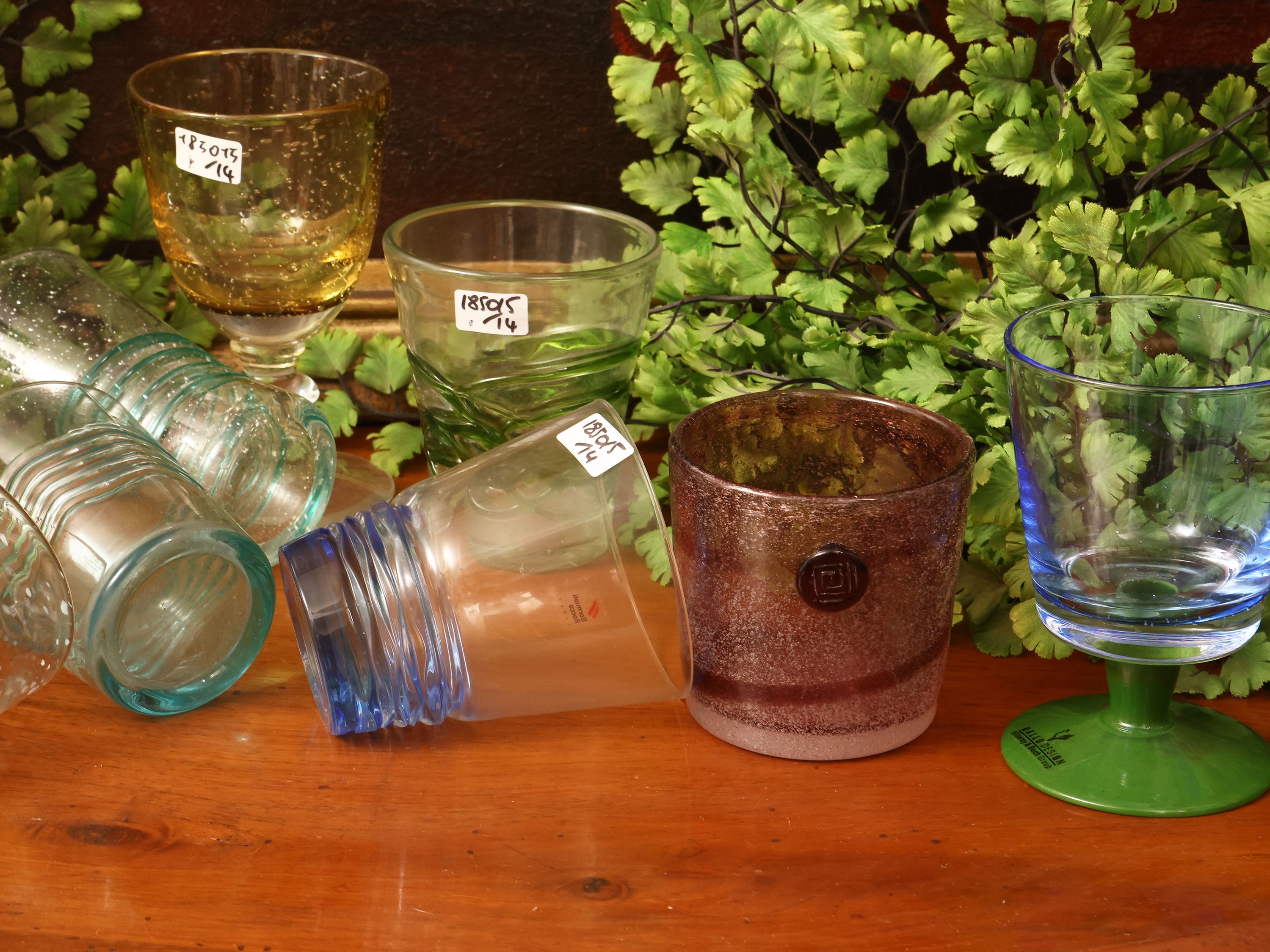 Assortimento di bicchieri decorativi per aperitivi, composto da 6 calici e 8 tumbler