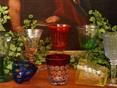 Set di dodici bicchieri da aperitivo, sei tumbler arlecchino e sei calici in cristallo molato