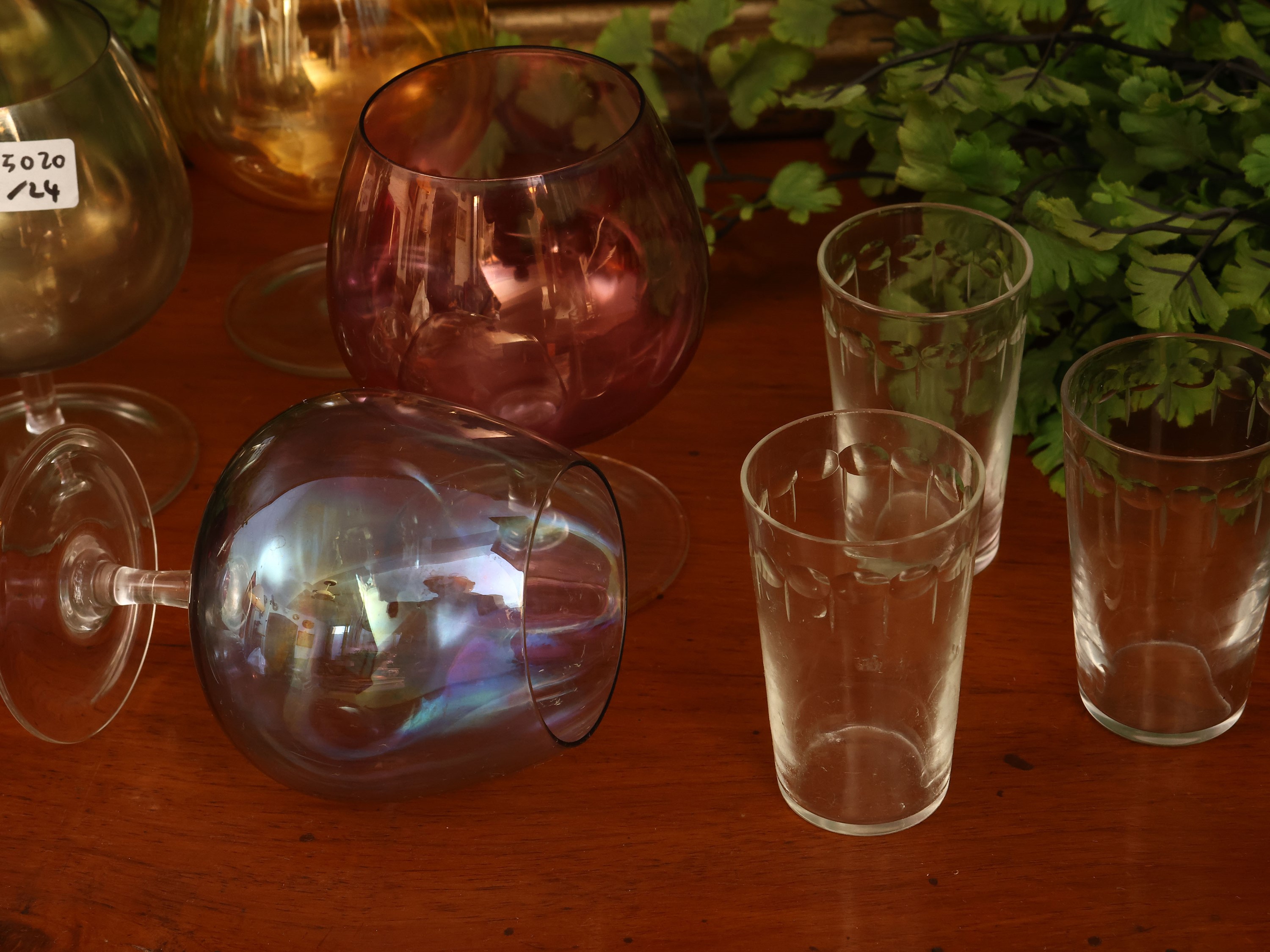 Set da meditazione, composto da 12 bicchieri da cognac in vetro iridescente arlecchino e 12 bicch...