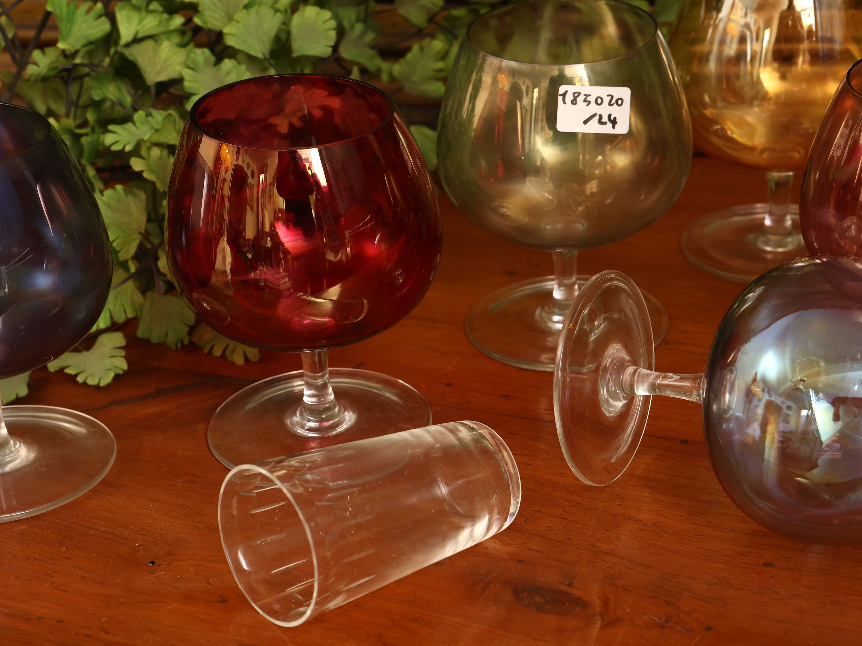 Set da meditazione, composto da 12 bicchieri da cognac in vetro iridescente arlecchino e 12 bicch...