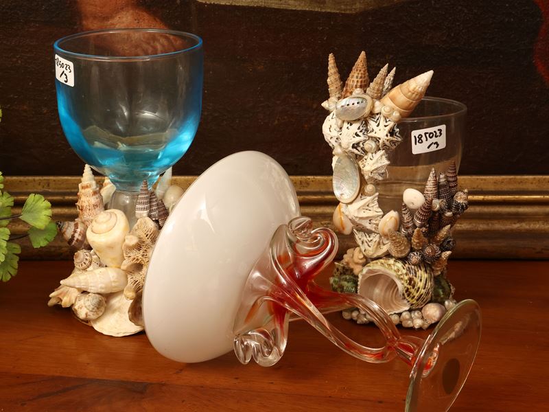 Tre bicchieri da collezione, due decorati con conchiglie