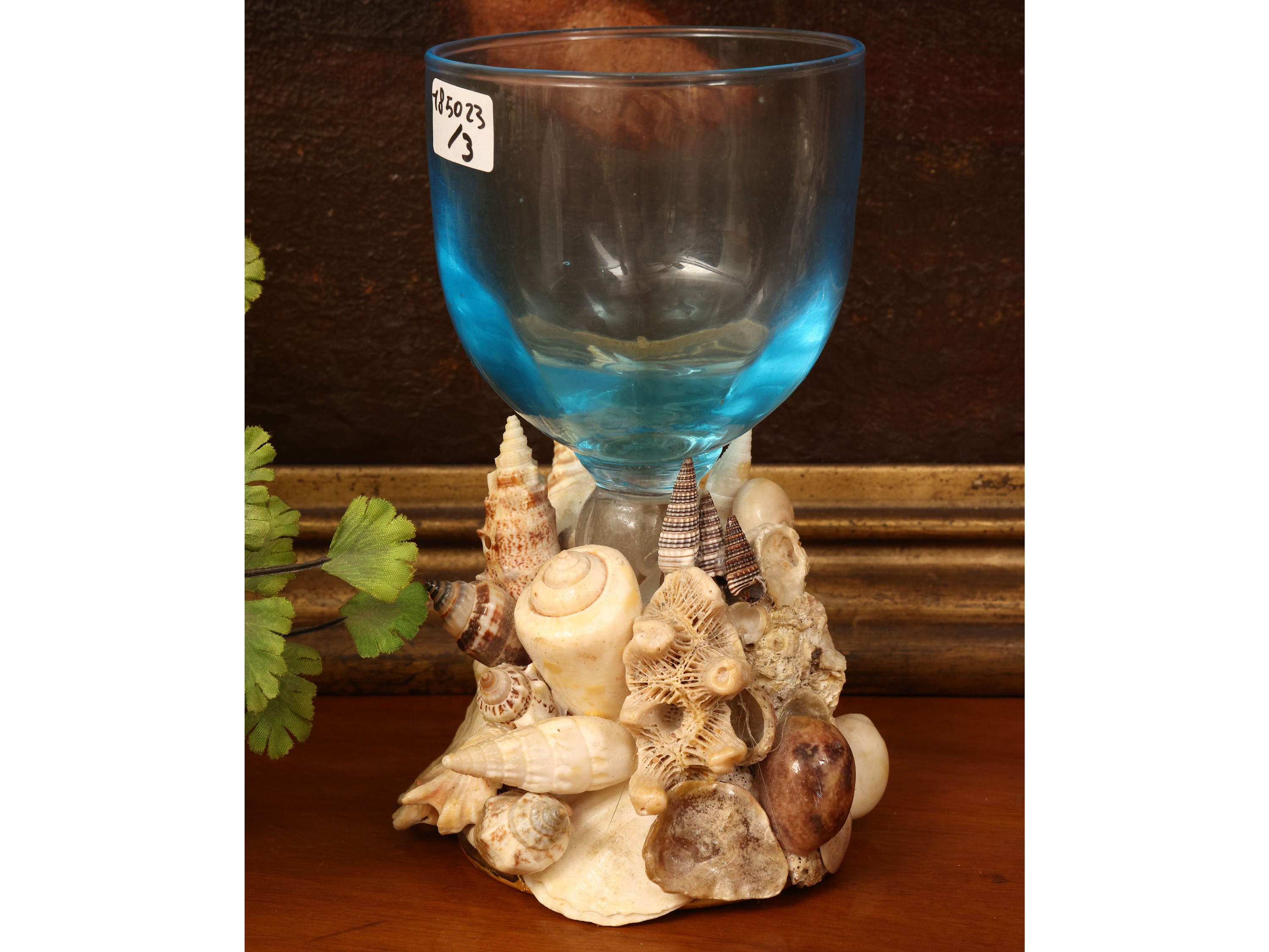 Tre bicchieri da collezione, due decorati con conchiglie