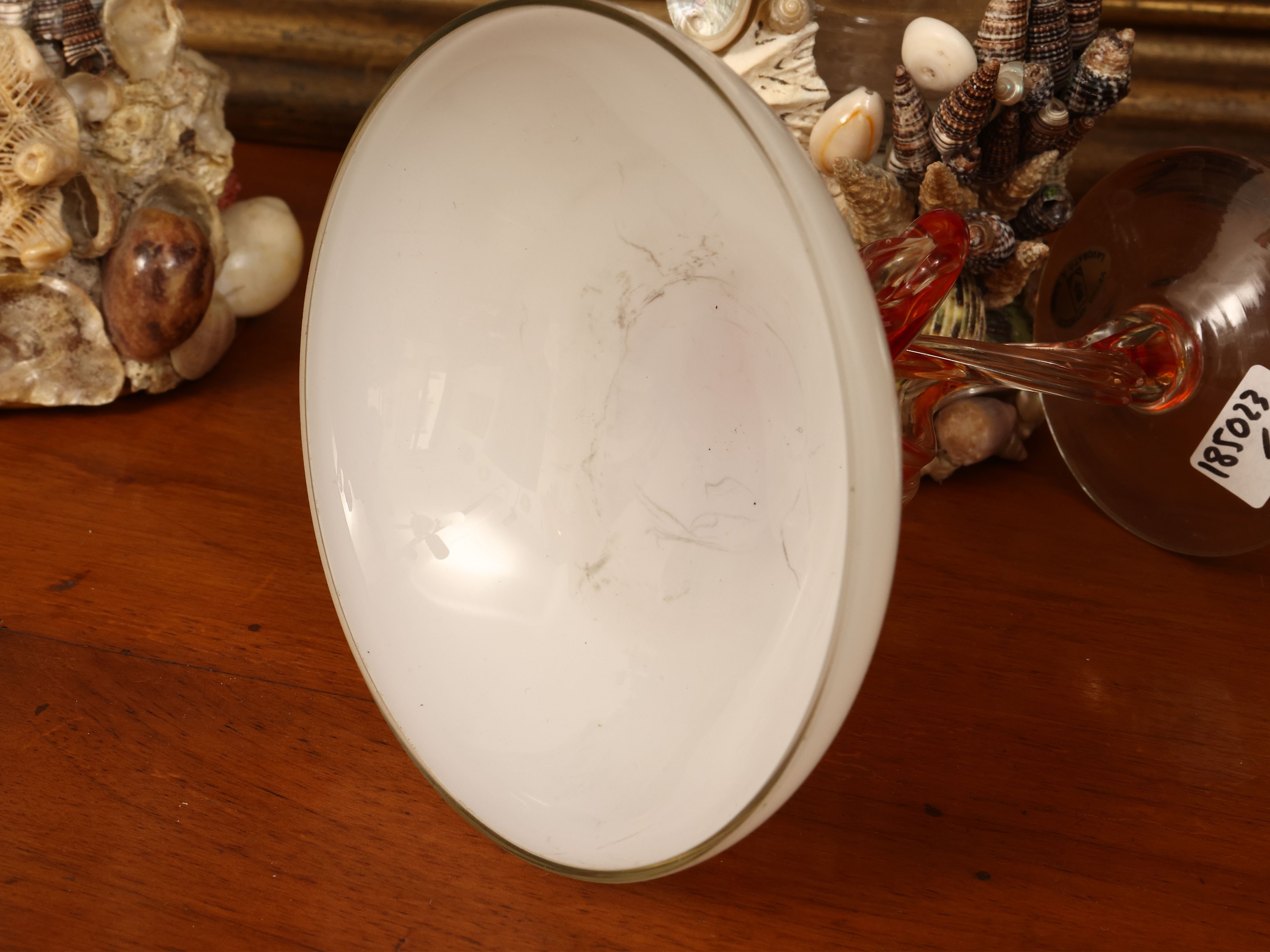 Tre bicchieri da collezione, due decorati con conchiglie