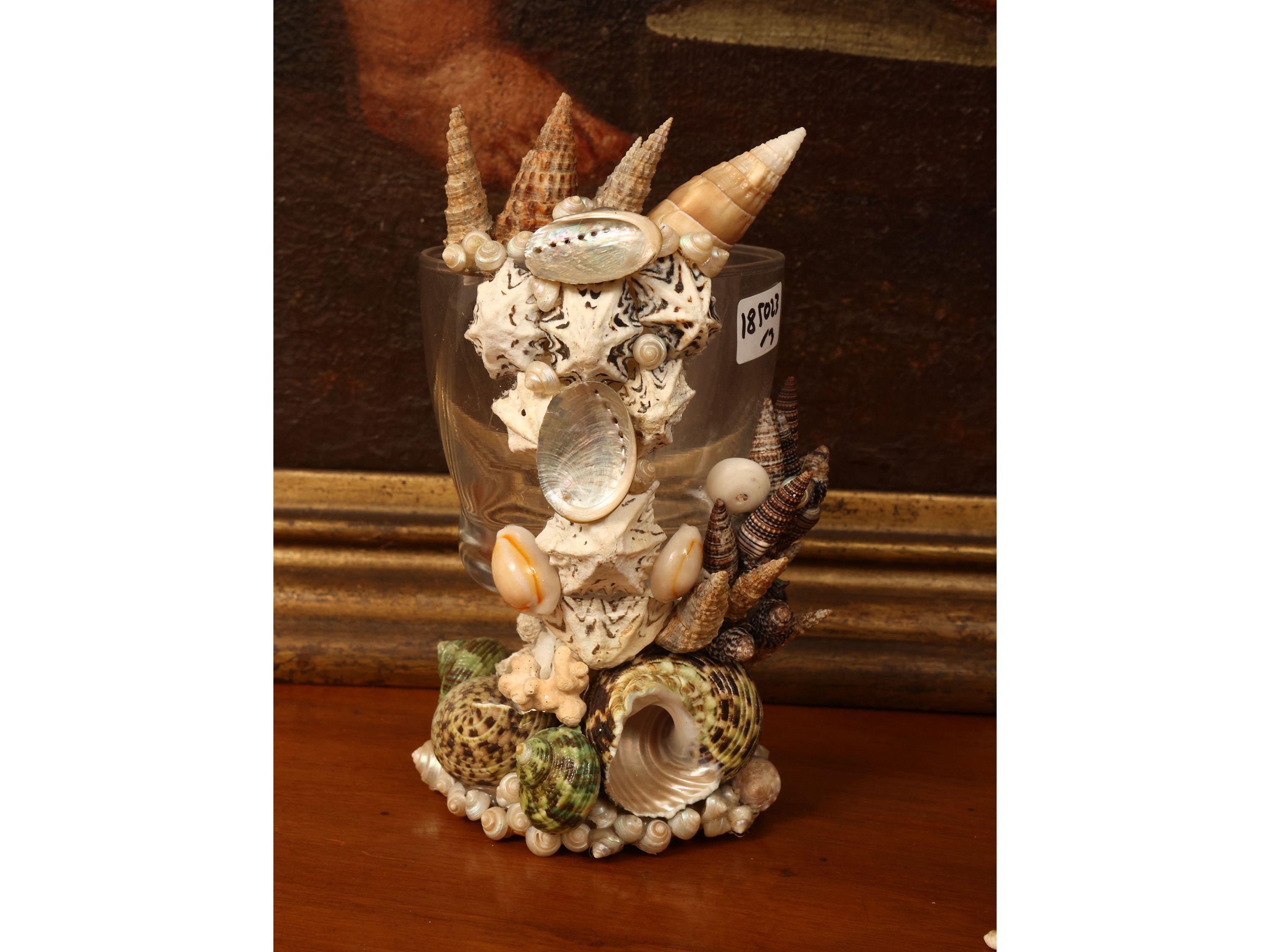 Tre bicchieri da collezione, due decorati con conchiglie