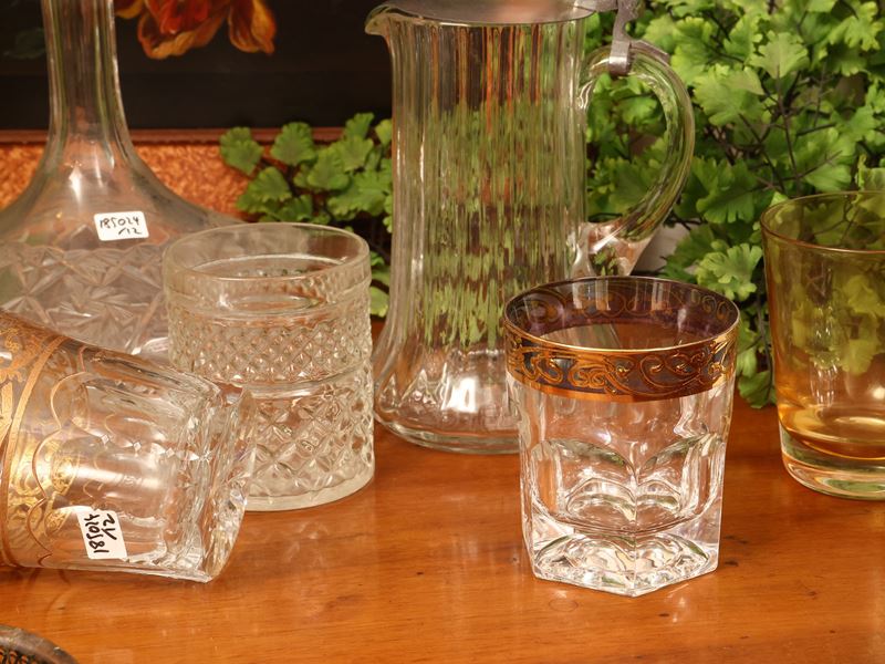 Set per aperitivi, composto da bottiglia in vetro molato, caraffa in metallo e accessori