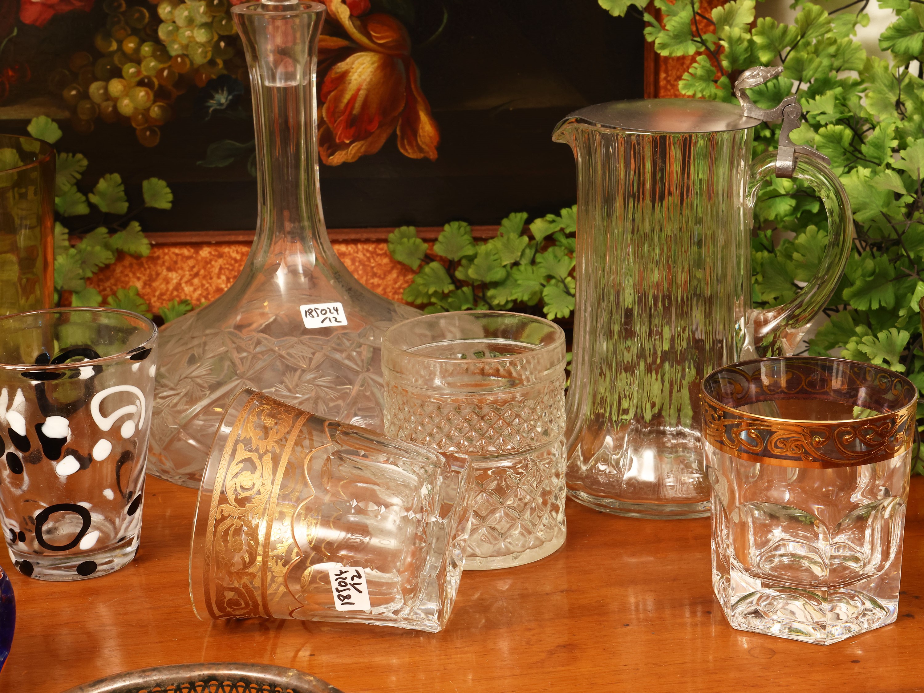 Set per aperitivi, composto da bottiglia in vetro molato, caraffa in metallo e accessori
