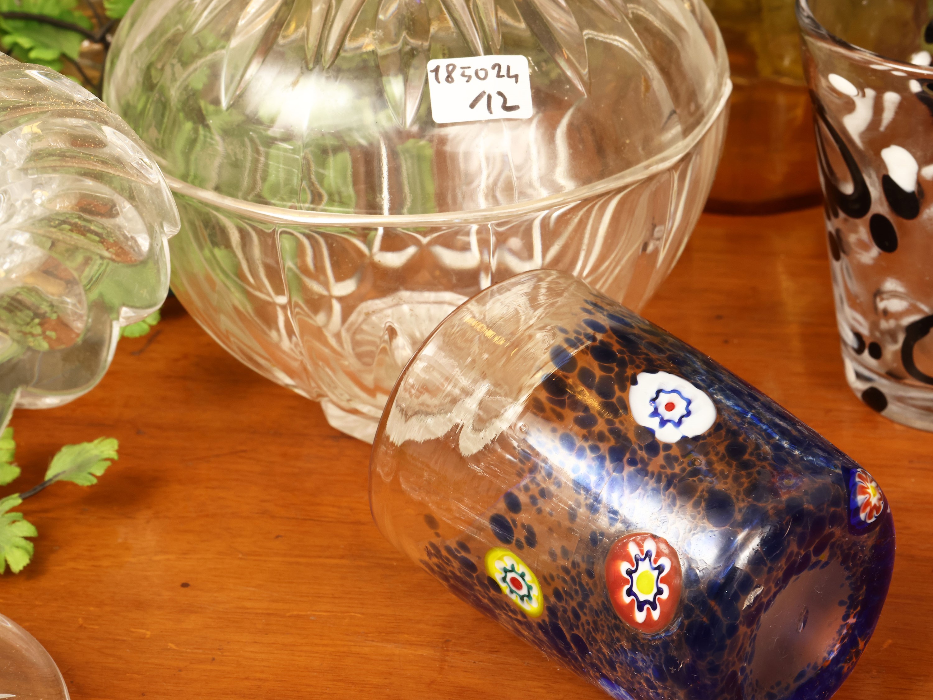 Set per aperitivi, composto da bottiglia in vetro molato, caraffa in metallo e accessori