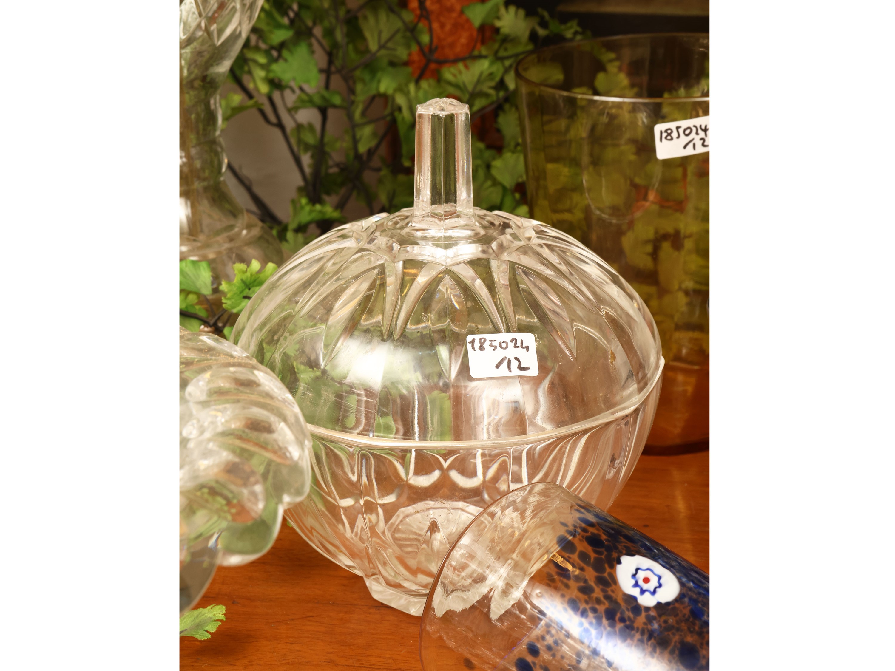 Set per aperitivi, composto da bottiglia in vetro molato, caraffa in metallo e accessori