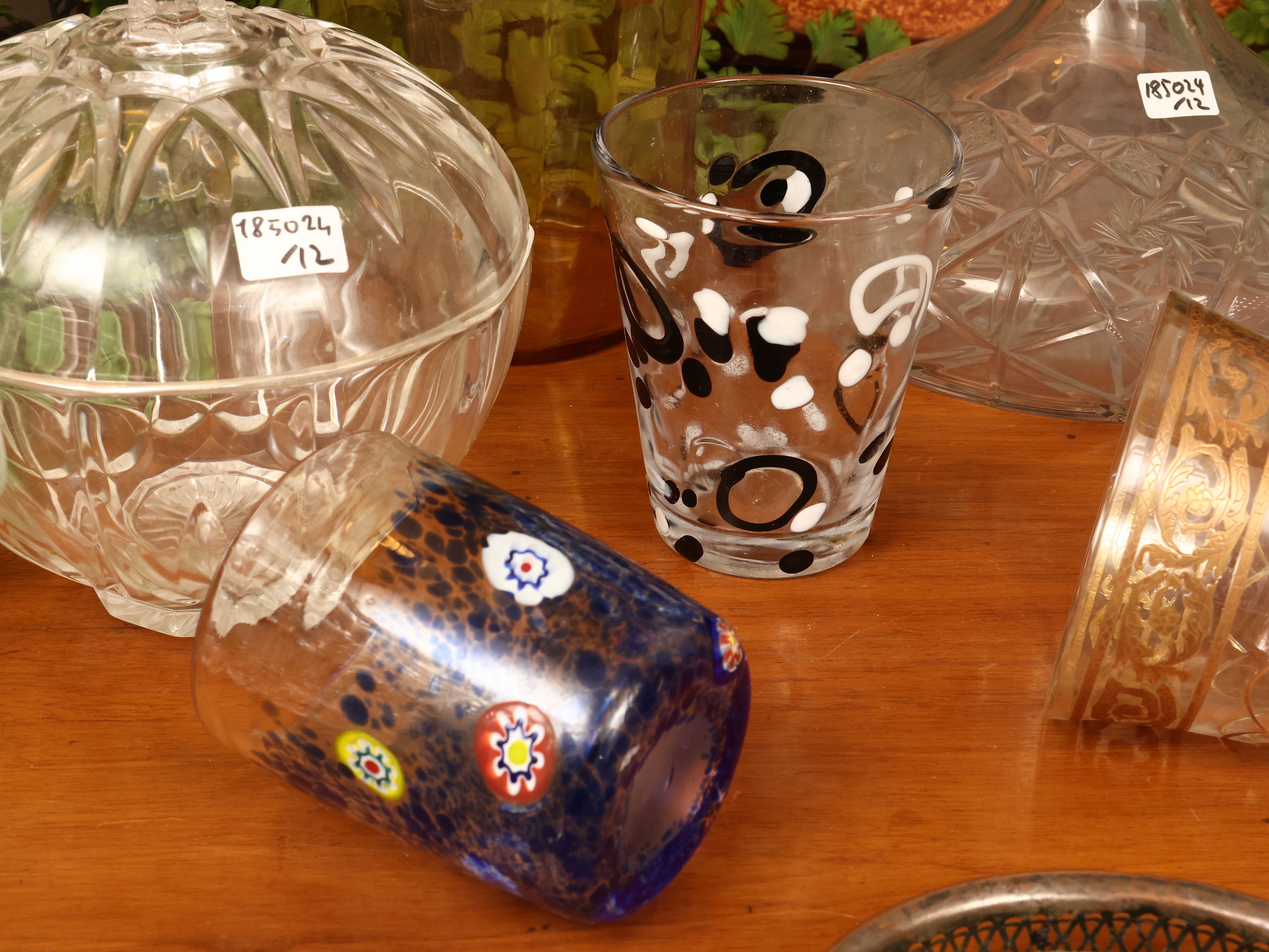Set per aperitivi, composto da bottiglia in vetro molato, caraffa in metallo e accessori