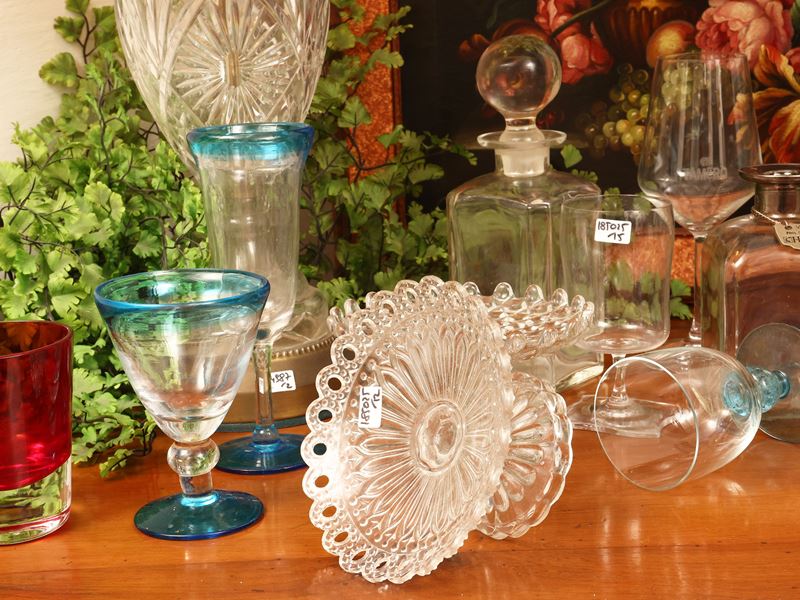 Accessori per servire l'aperitivo, inclusi caraffa in vetro colorato e alzatine in vetro pressato