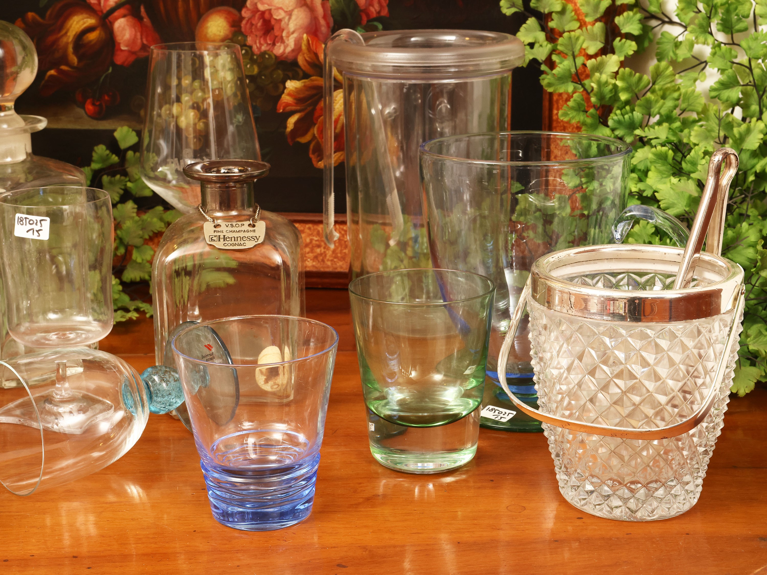 Accessori per servire l'aperitivo, inclusi caraffa in vetro colorato e alzatine in vetro pressato
