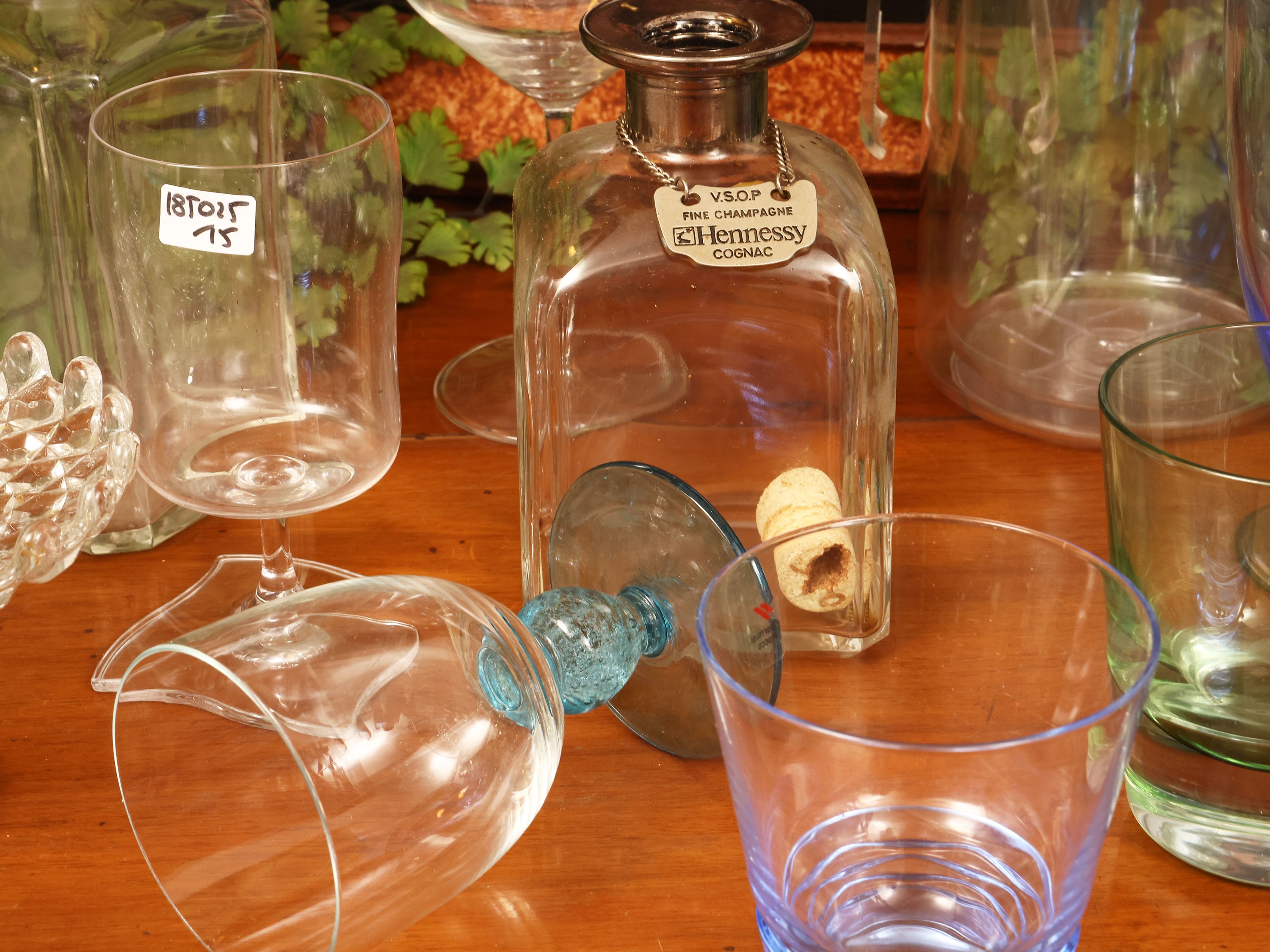 Accessori per servire l'aperitivo, inclusi caraffa in vetro colorato e alzatine in vetro pressato