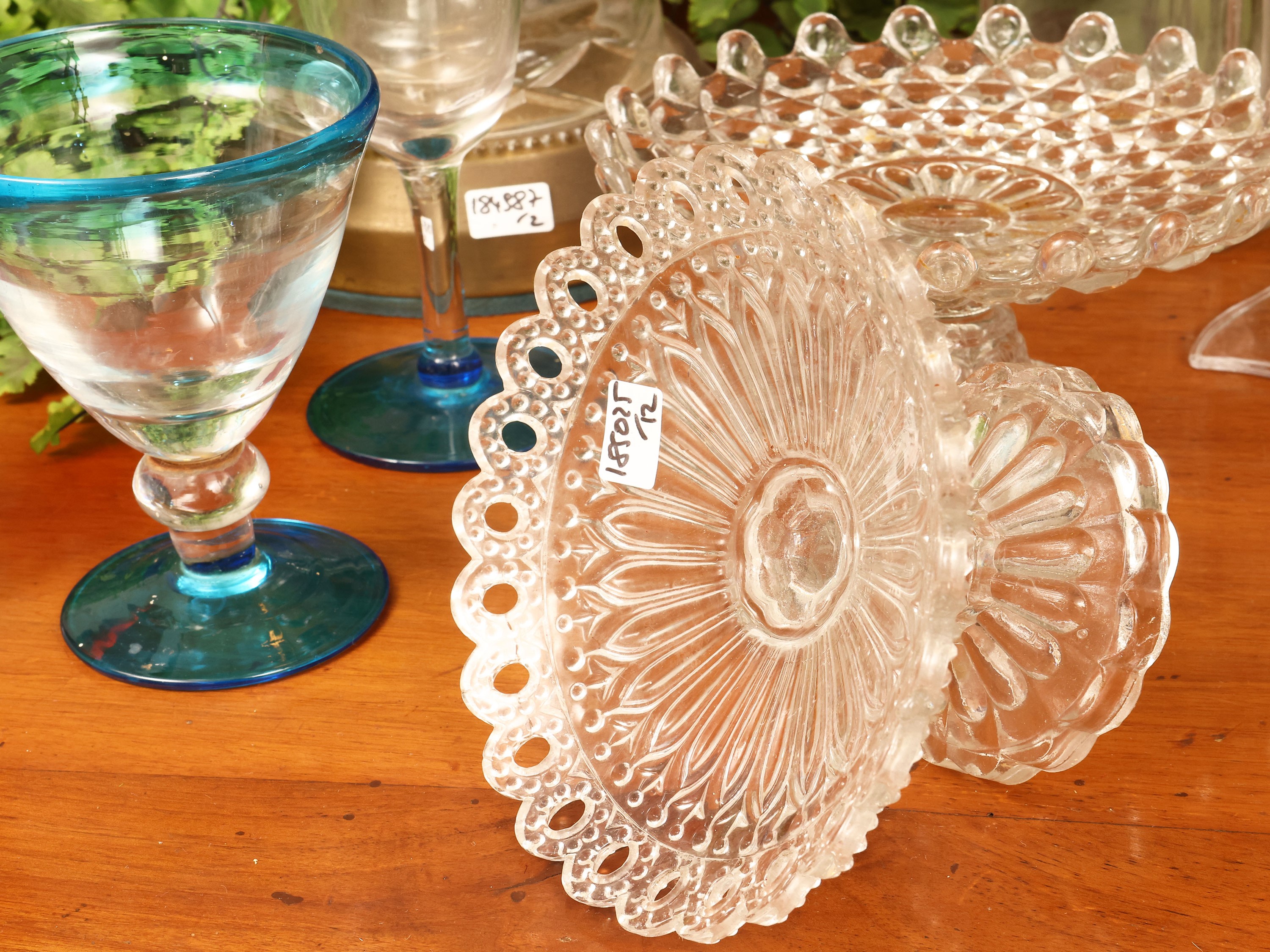 Accessori per servire l'aperitivo, inclusi caraffa in vetro colorato e alzatine in vetro pressato