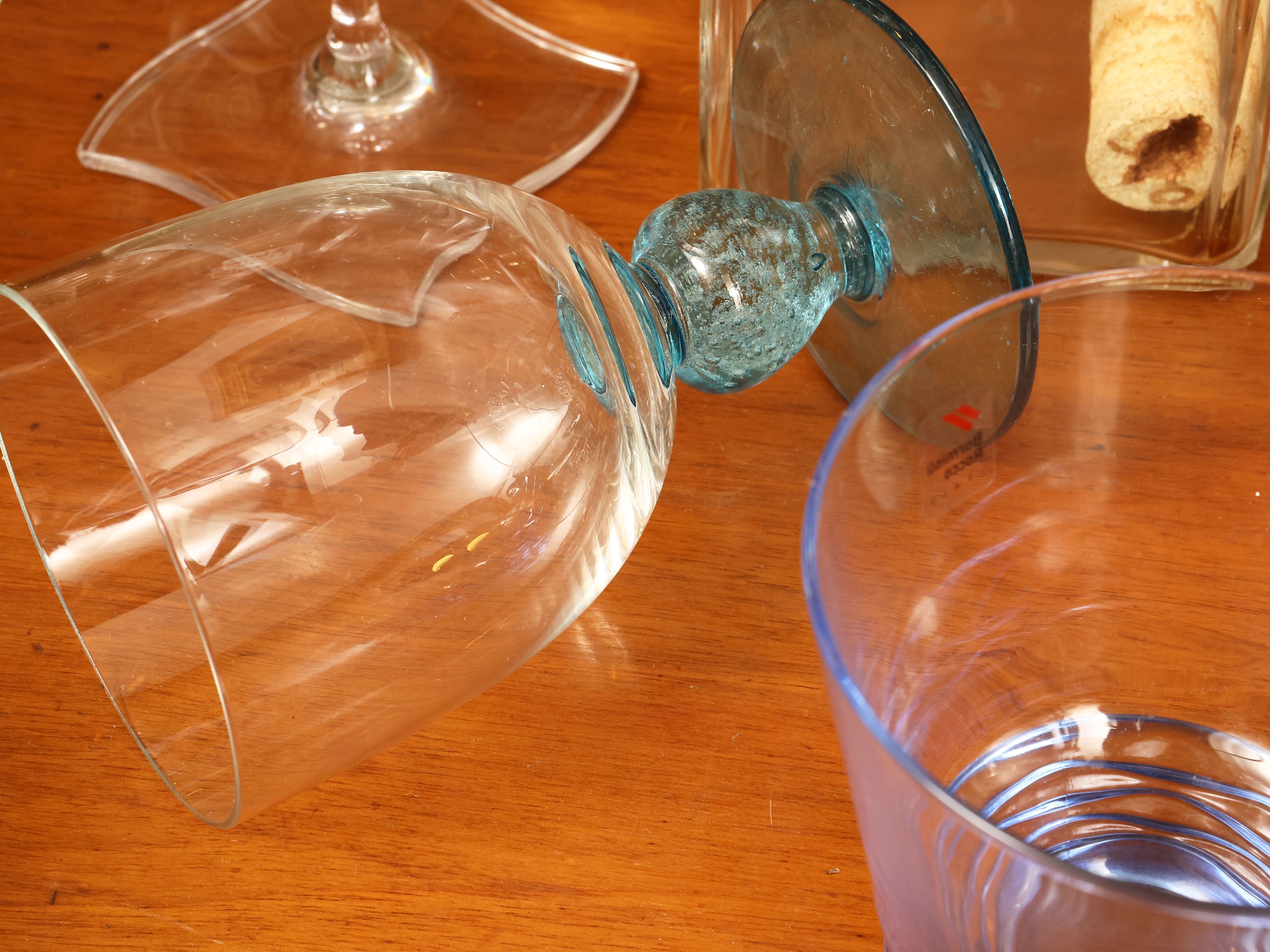 Accessori per servire l'aperitivo, inclusi caraffa in vetro colorato e alzatine in vetro pressato