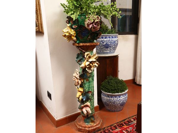 Colonna portavasi in ceramica policroma