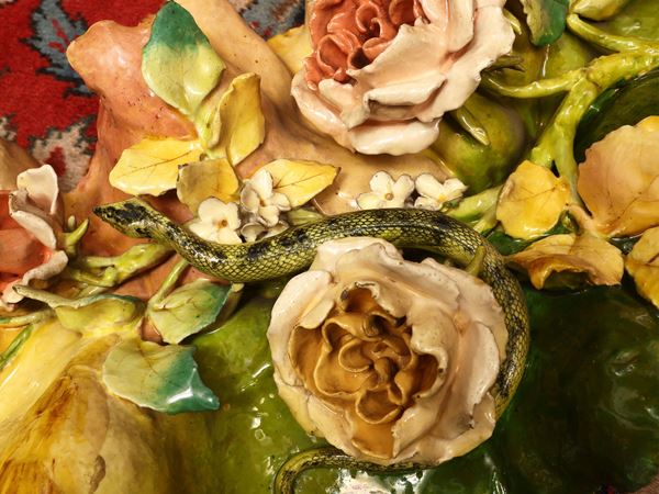 Coppia di decorazioni a muro in ceramica policroma