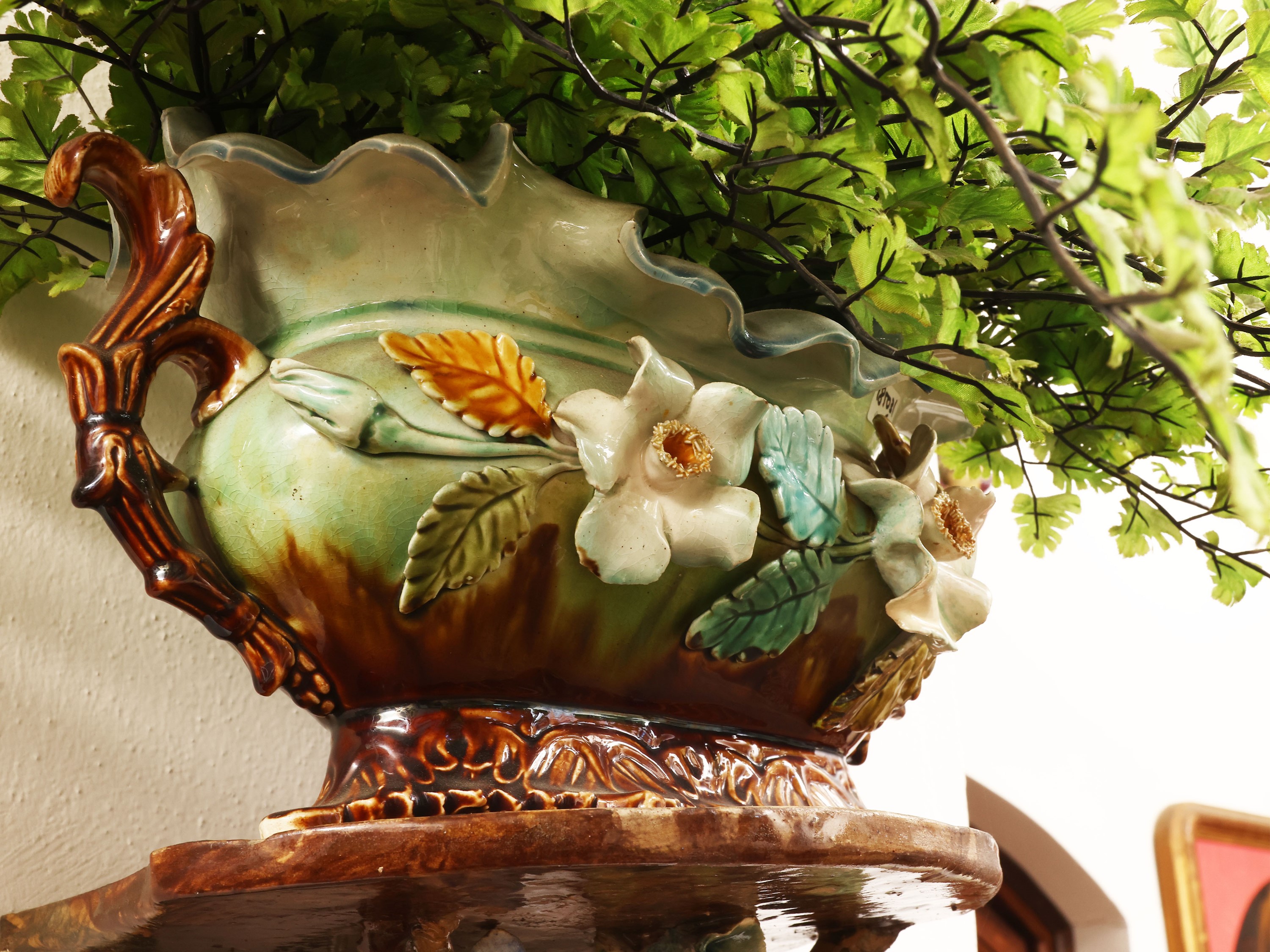 Mensola floreale in ceramica policroma