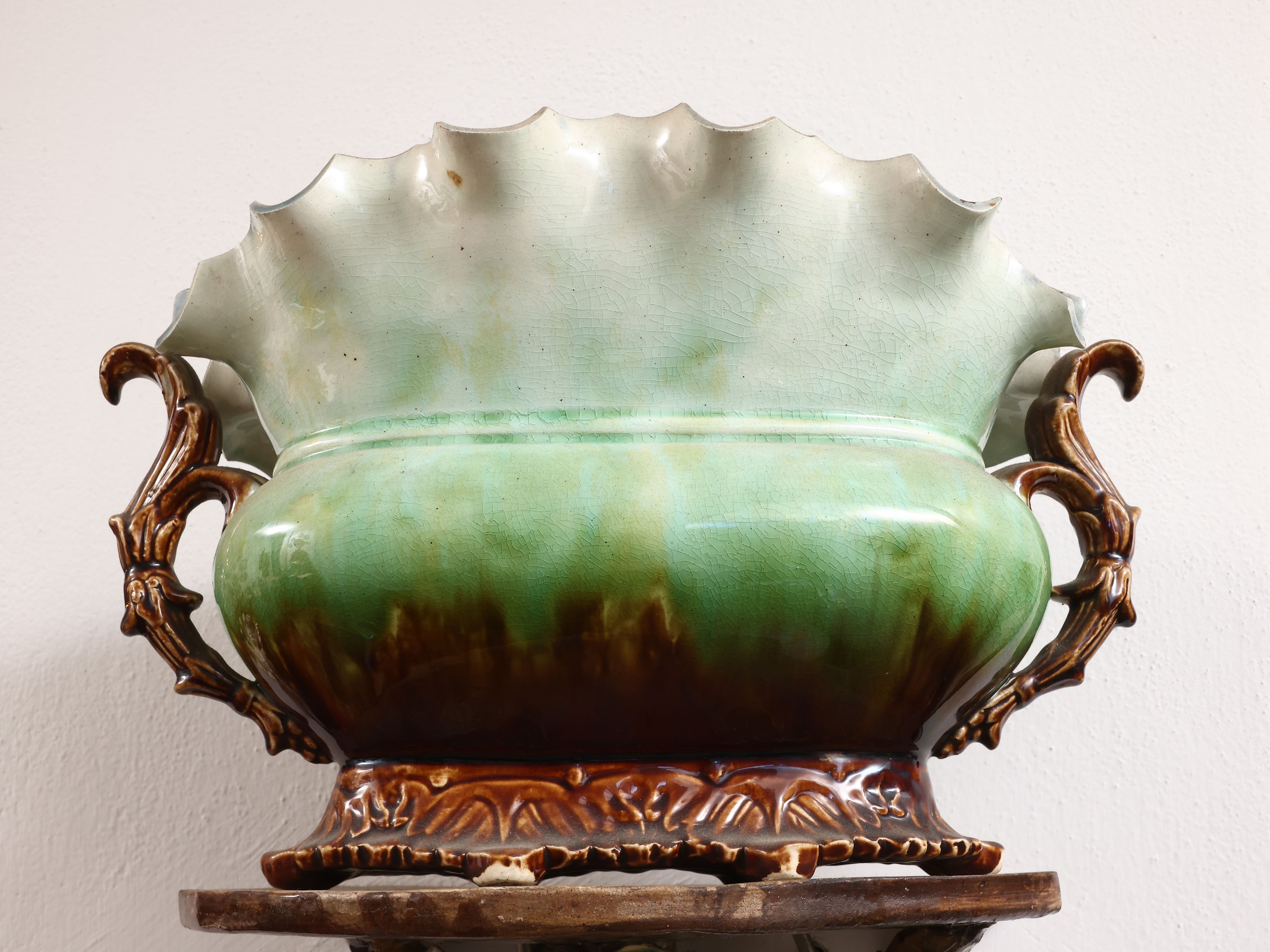 Mensola floreale in ceramica policroma