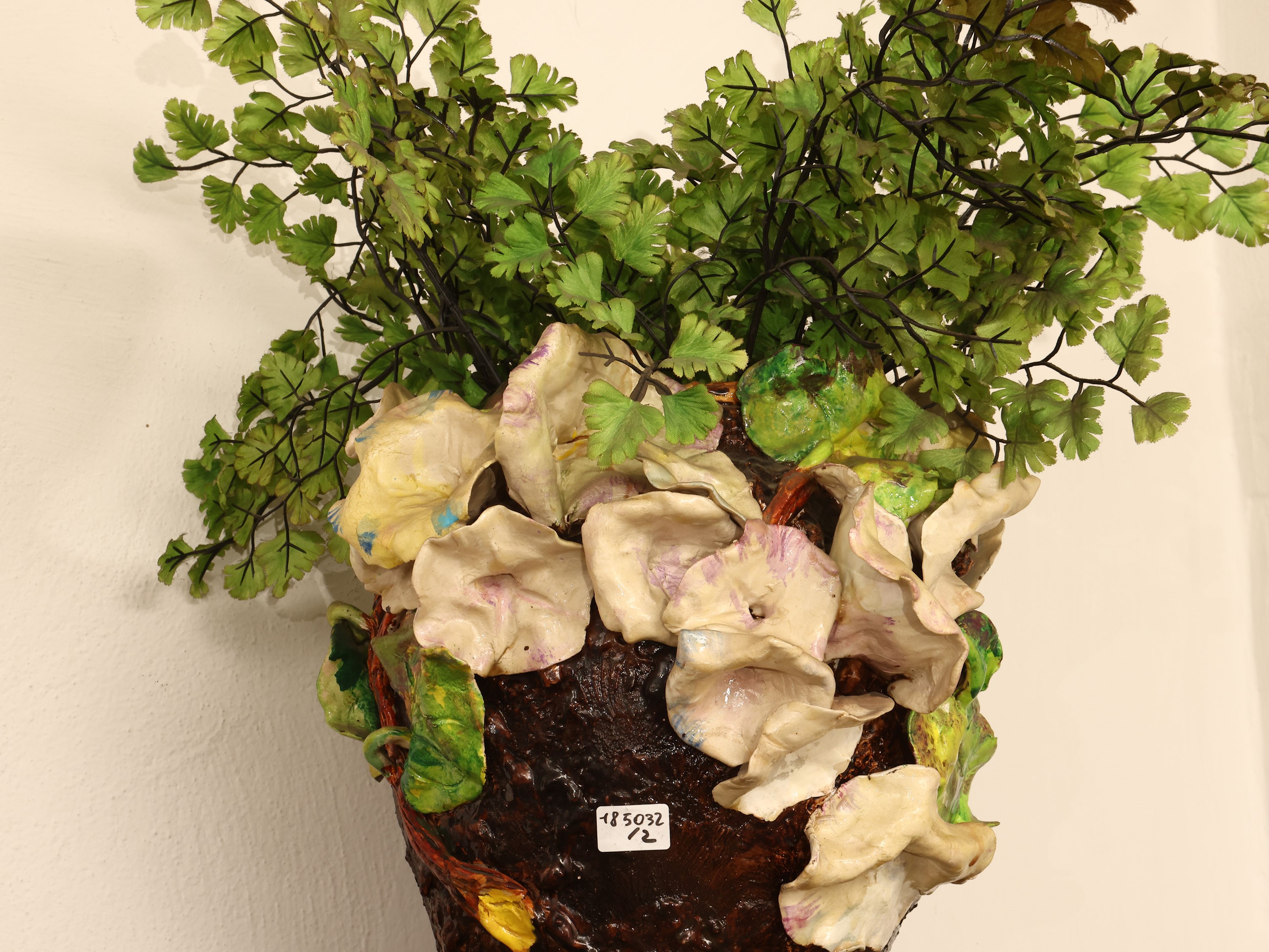 Grande mensola a muro in ceramica policroma