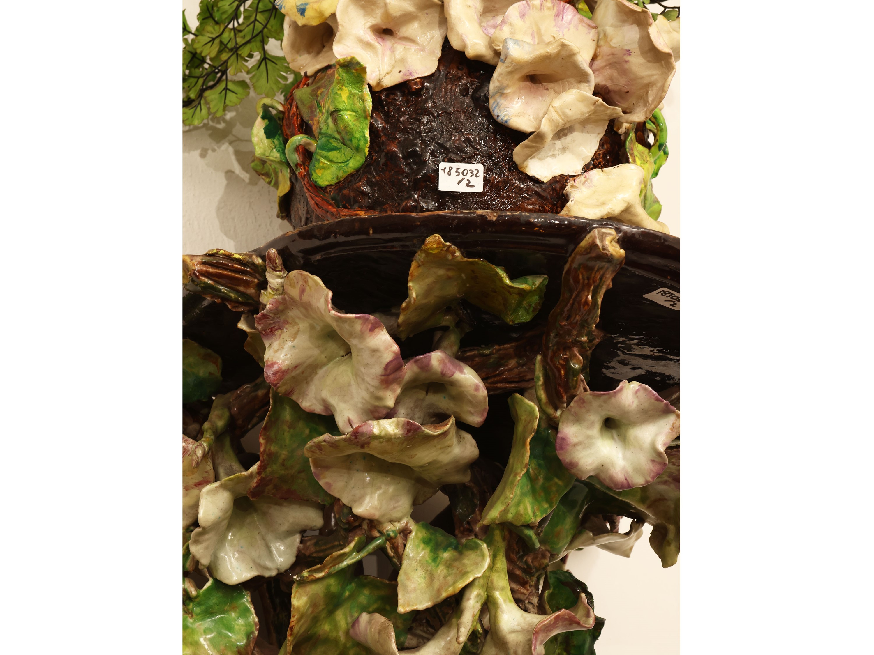 Grande mensola a muro in ceramica policroma