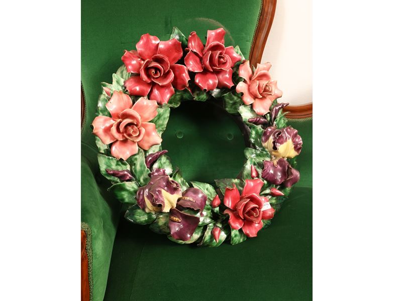 Grande ghirlanda decorativa in ceramica policroma