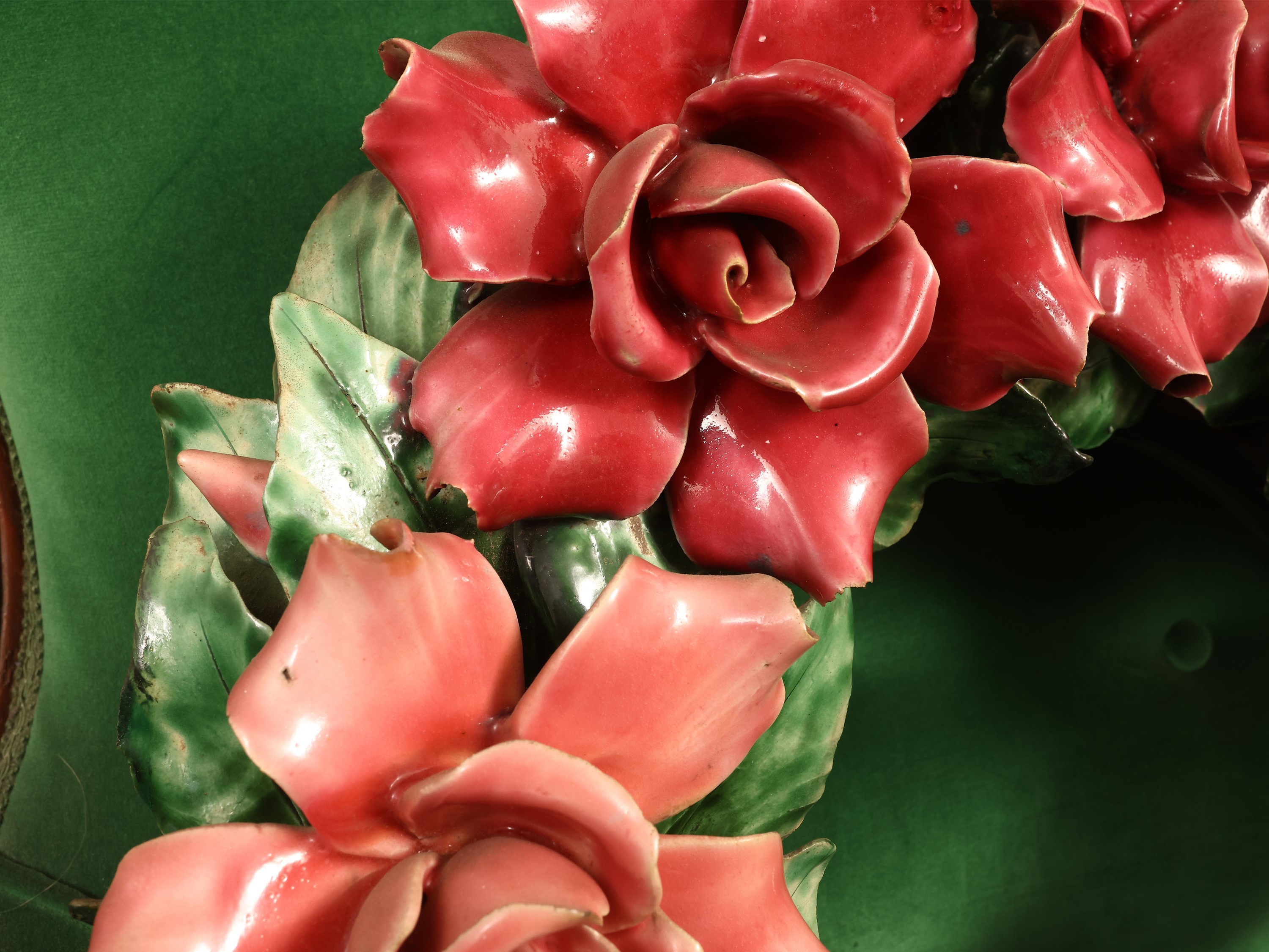 Grande ghirlanda decorativa in ceramica policroma