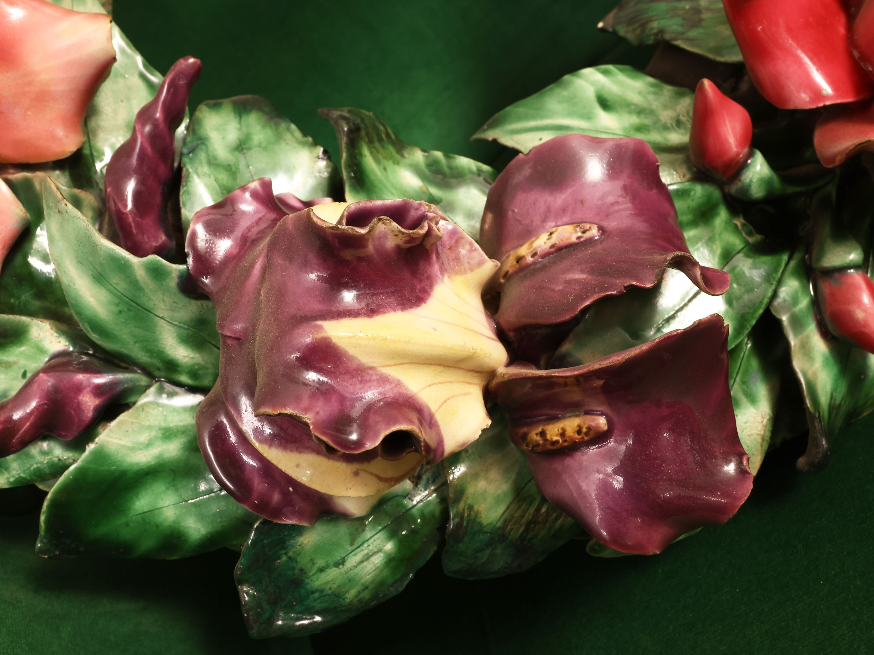 Grande ghirlanda decorativa in ceramica policroma