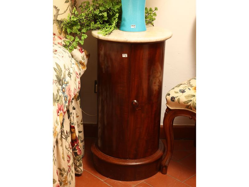 Coppia di comodini a colonna impiallacciati in ciliegio