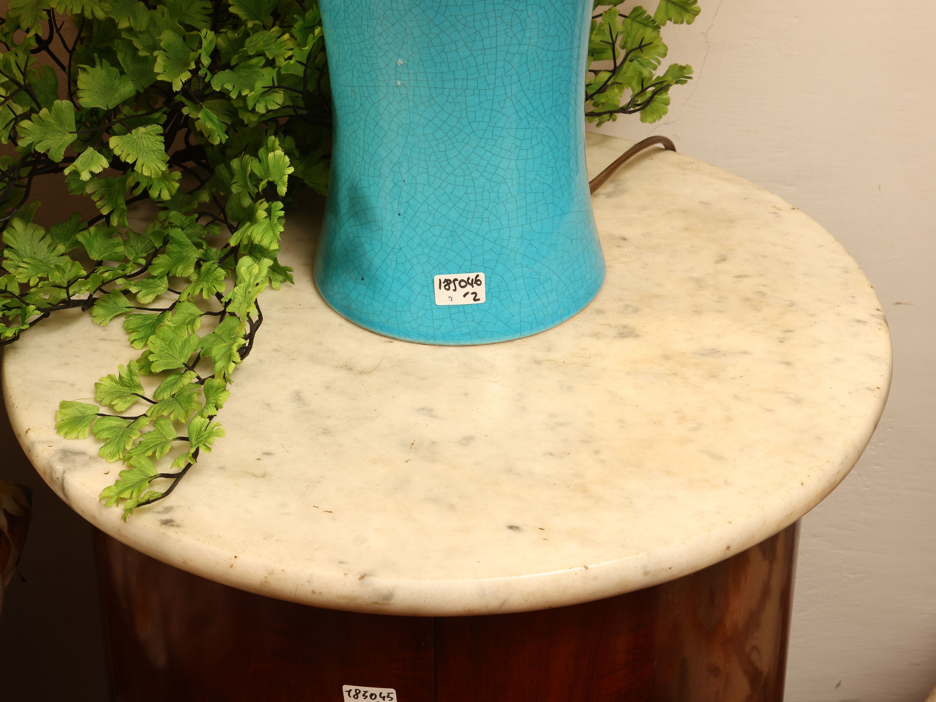 Coppia di comodini a colonna impiallacciati in ciliegio