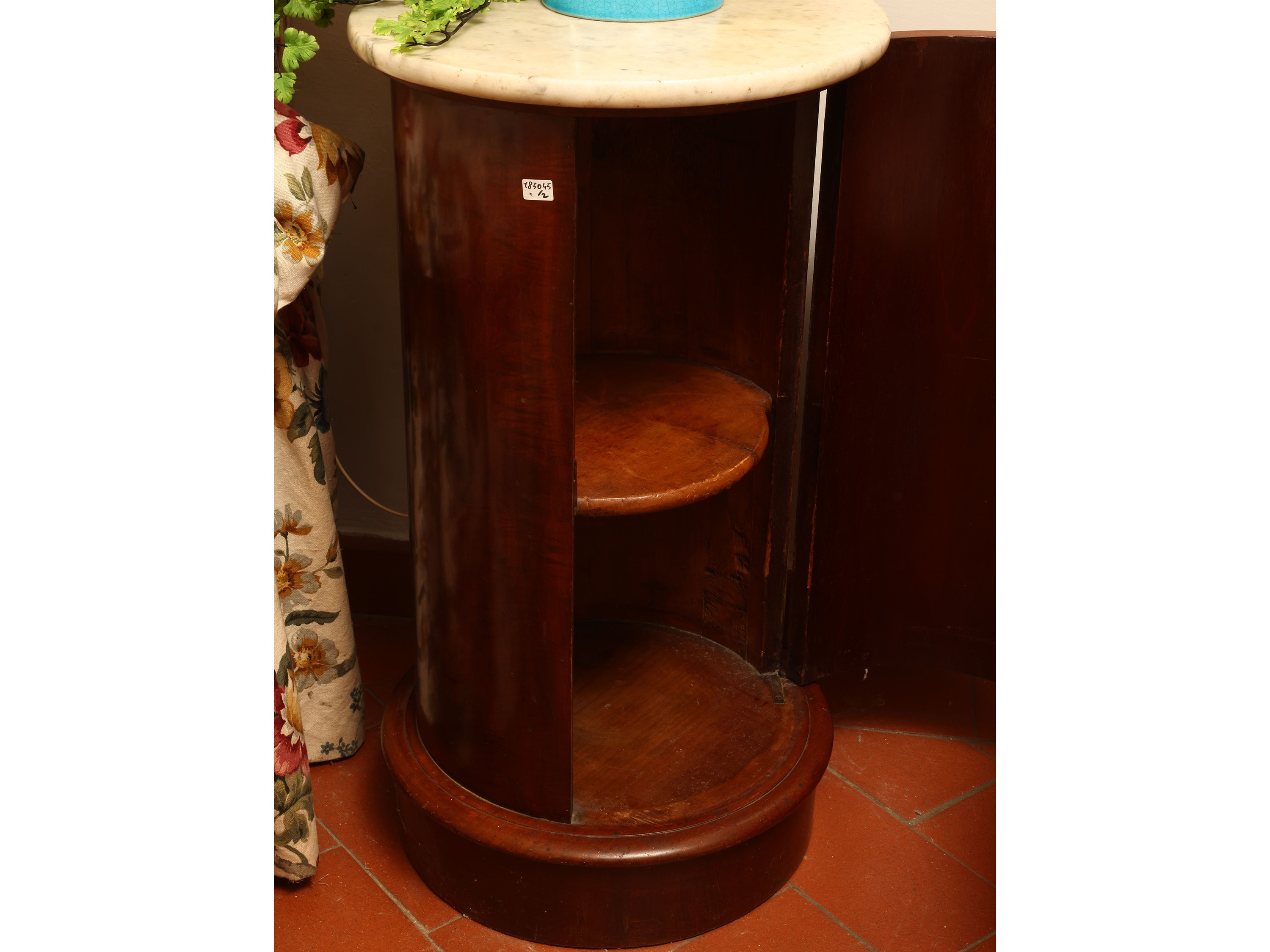 Coppia di comodini a colonna impiallacciati in ciliegio