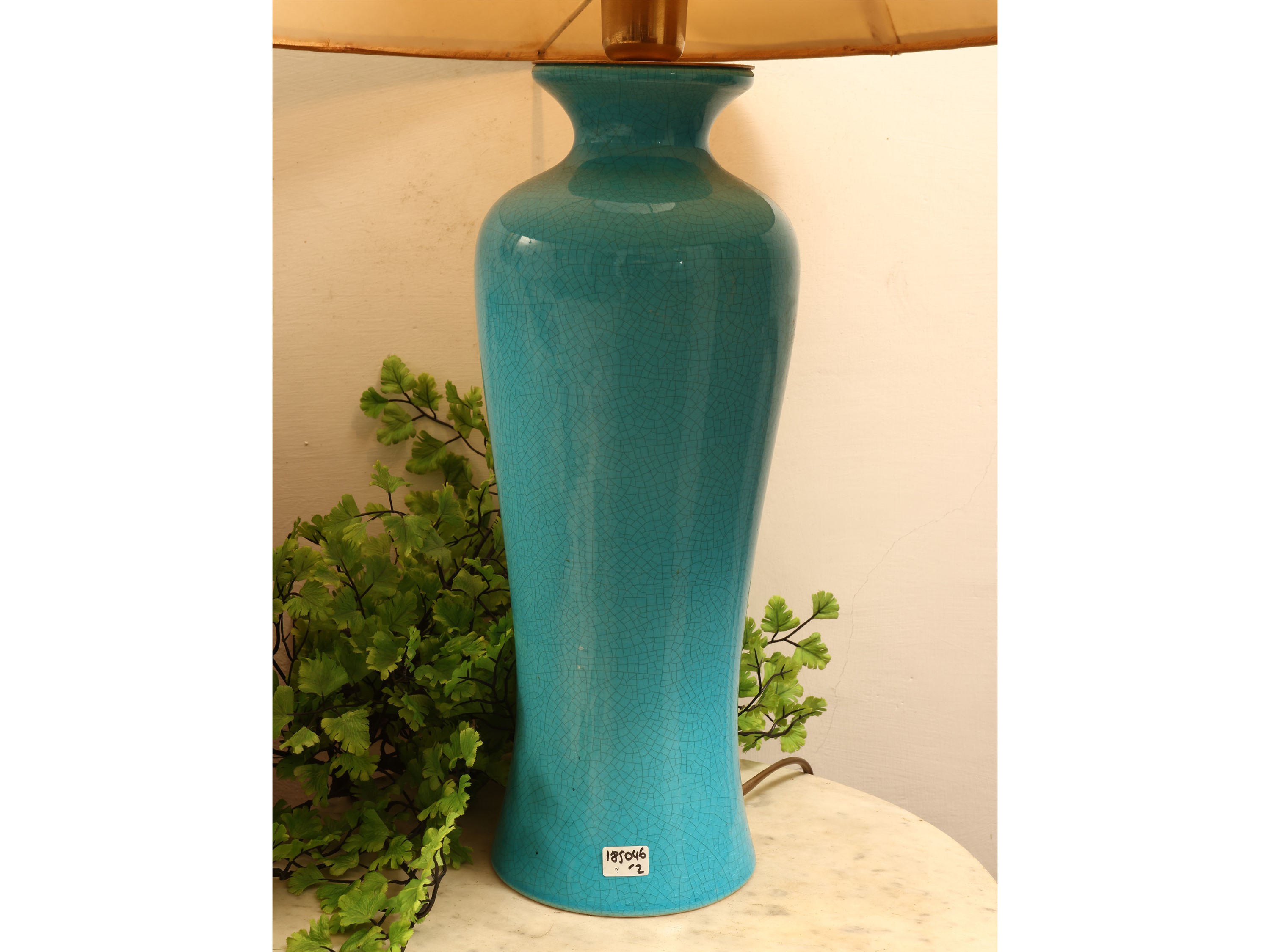 Coppia di lumi da tavolo in ceramica color turchese, h cm 40/75