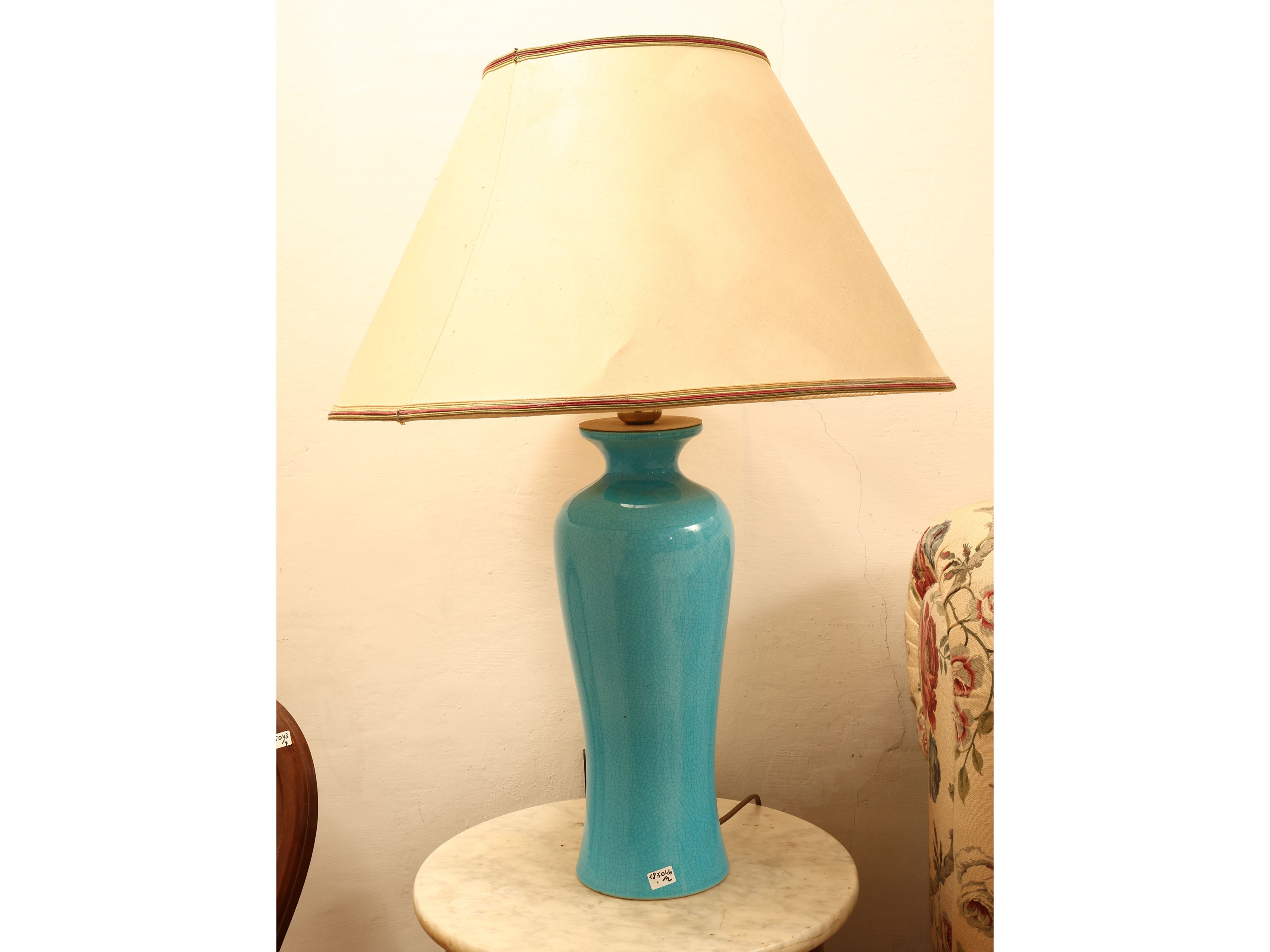 Coppia di lumi da tavolo in ceramica color turchese, h cm 40/75