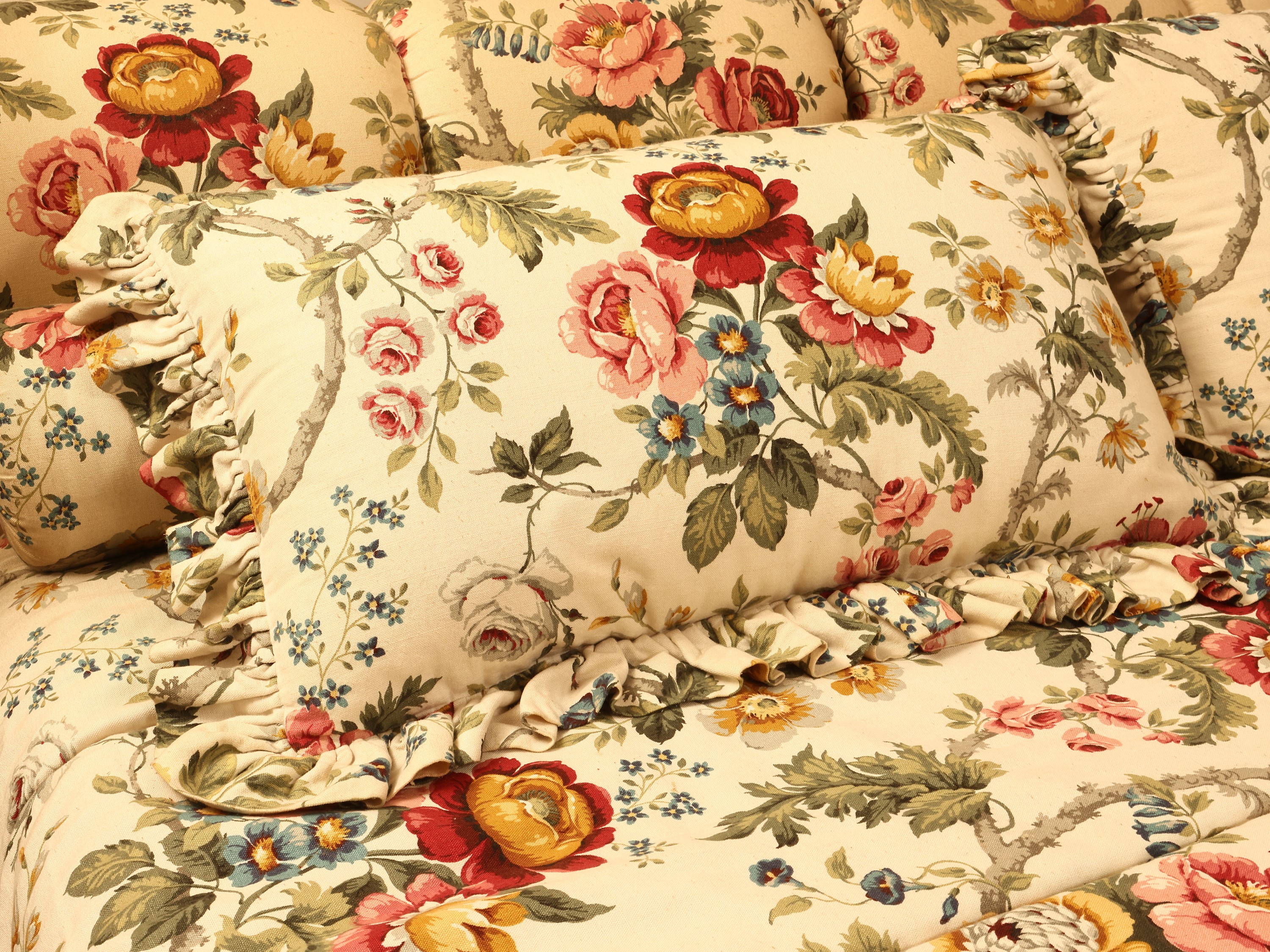 Letto matrimoniale imbottito in tessuto floreale