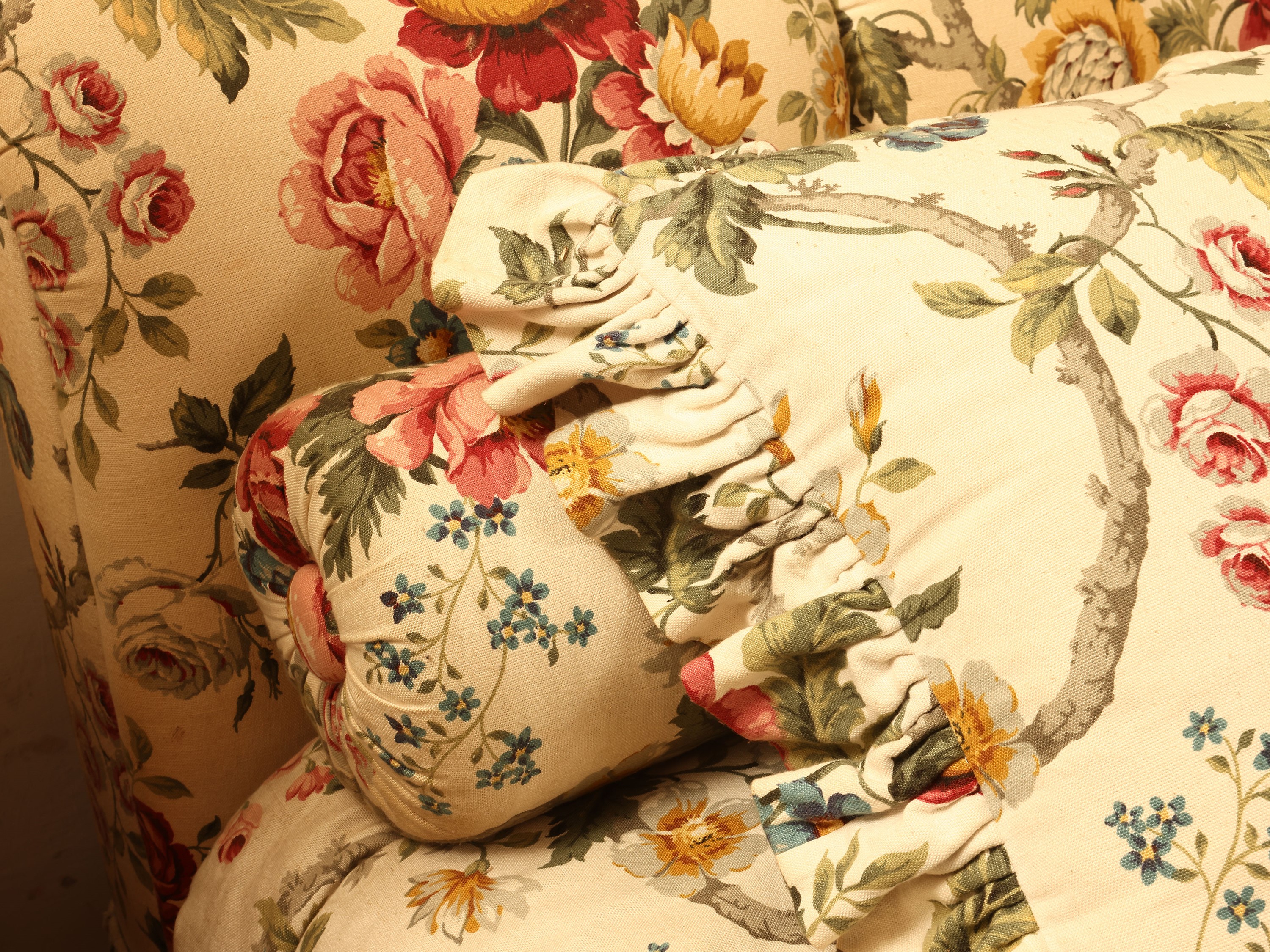 Letto matrimoniale imbottito in tessuto floreale