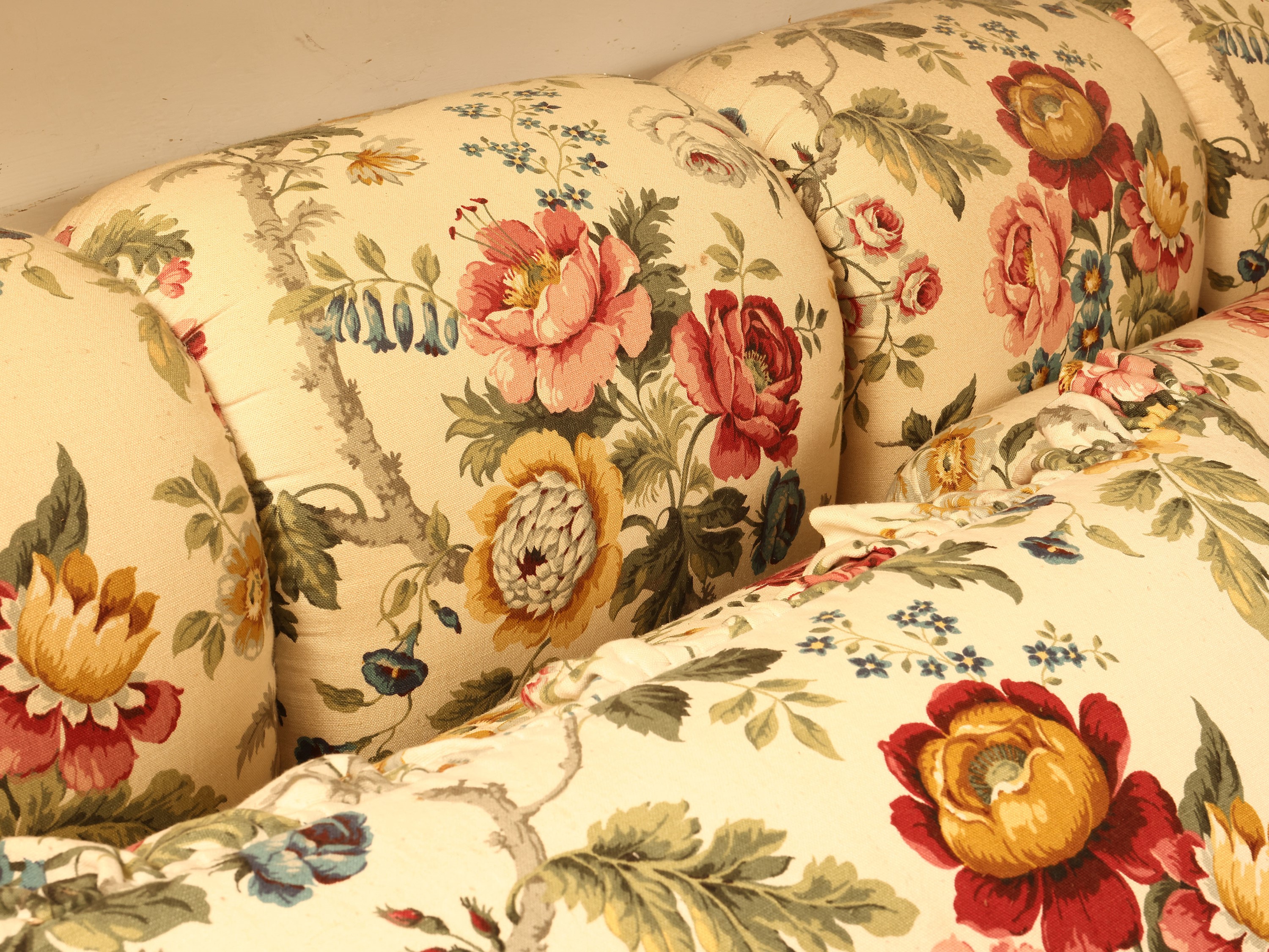Letto matrimoniale imbottito in tessuto floreale