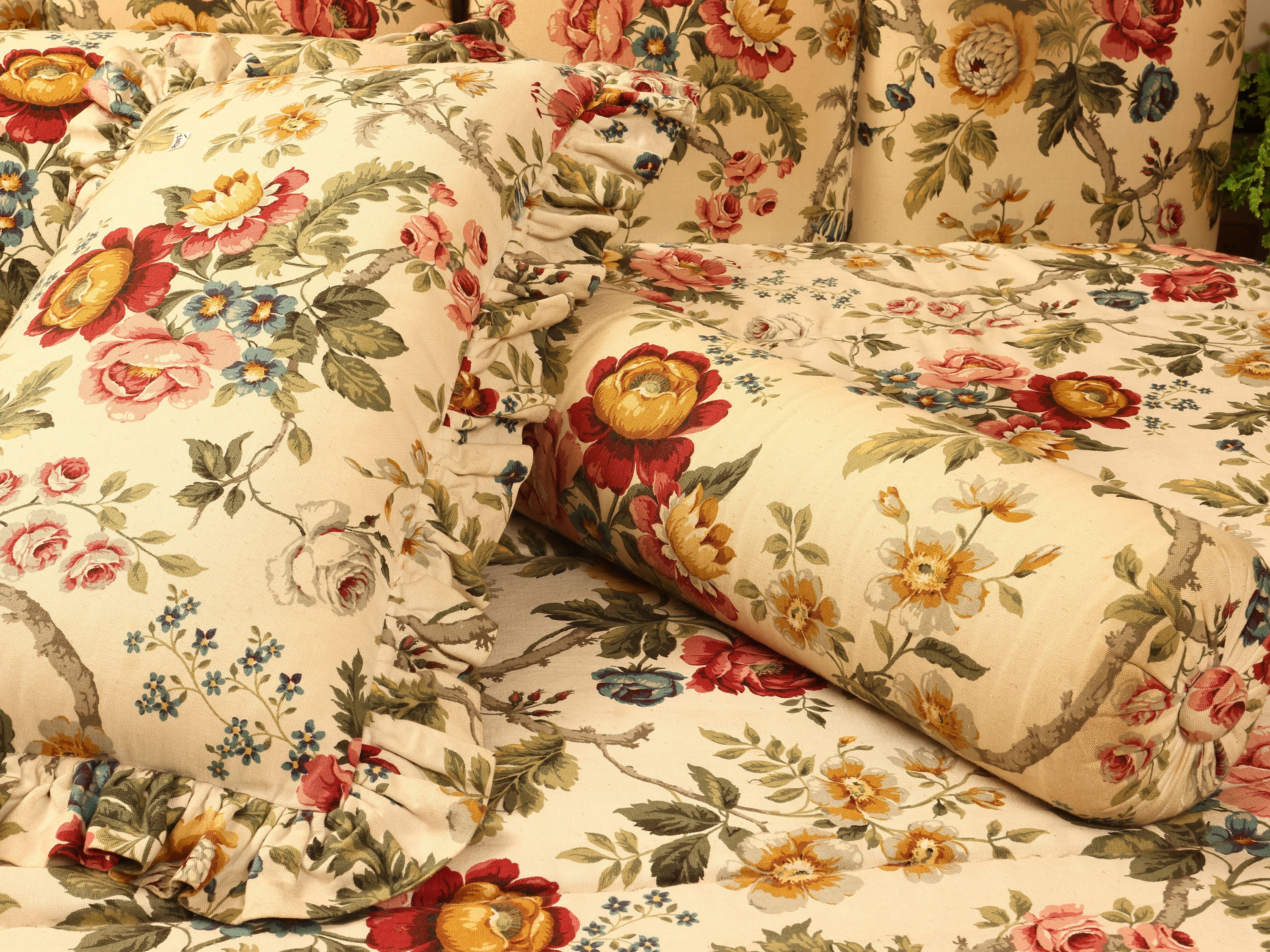 Letto matrimoniale imbottito in tessuto floreale